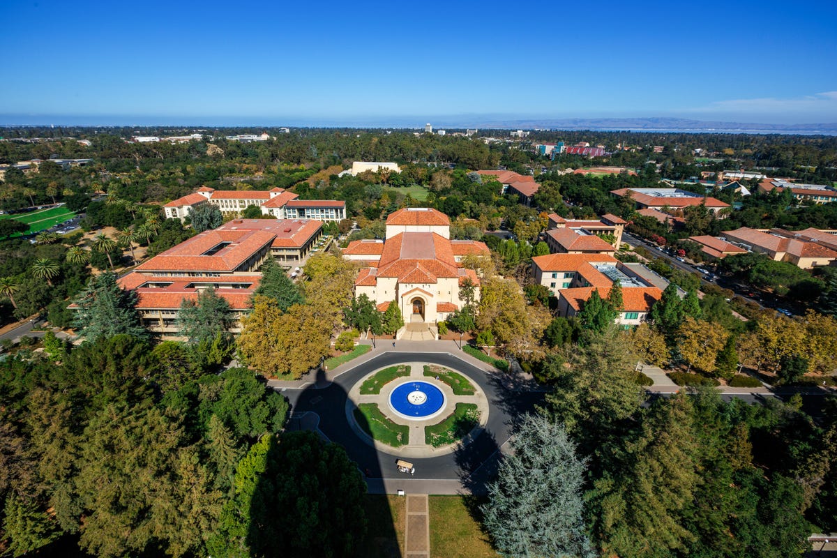 Đại học Stanford kh&ocirc;ng chỉ cung cấp cho Fang kiến thức m&agrave; c&ograve;n l&agrave; nơi gi&uacute;p c&ocirc; x&acirc;y dựng mối quan hệ gi&uacute;p &iacute;ch cho c&ocirc;ng việc đầu tư sau n&agrave;y. Ảnh: Forbes.&nbsp;