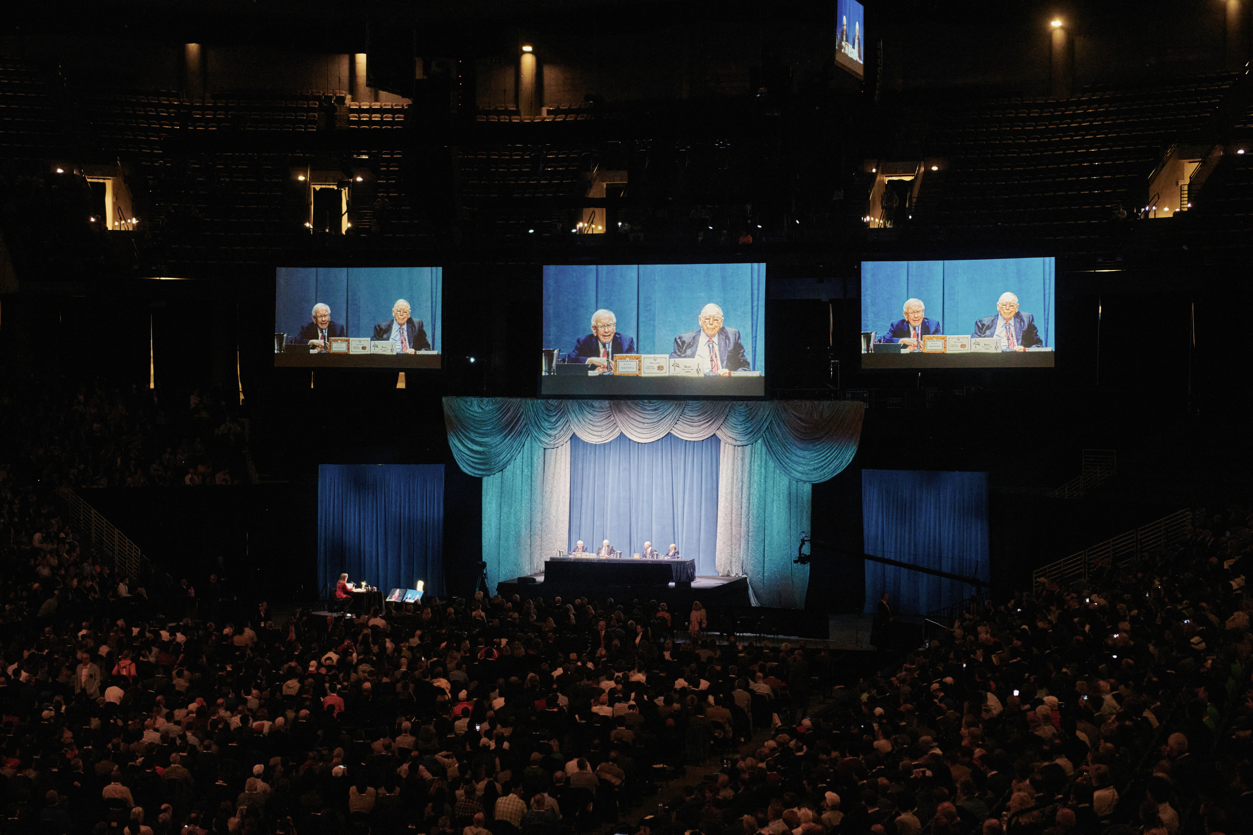 Warren Buffett cùng bạn thân kiêm đối tác Charlie Munger tại Đại hội cổ đông thường niên của Berkshire Hathaway năm 2022. Ảnh: CNN. Warren Buffett cùng bạn thân kiêm đối tác Charlie Munger tại Đại hội cổ đông thường niên của Berkshire Hathaway năm 2022. Ảnh: CNN. 