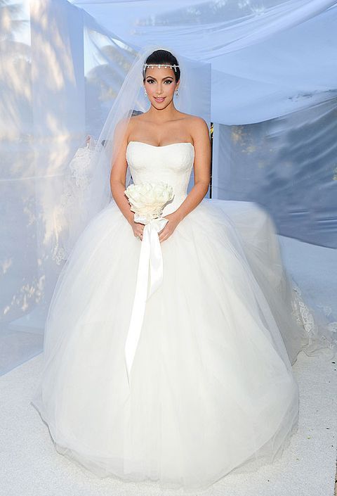 V&aacute;y cưới của Kim Kardashian do Vera Wang thiết kế. Ảnh: MedPharm