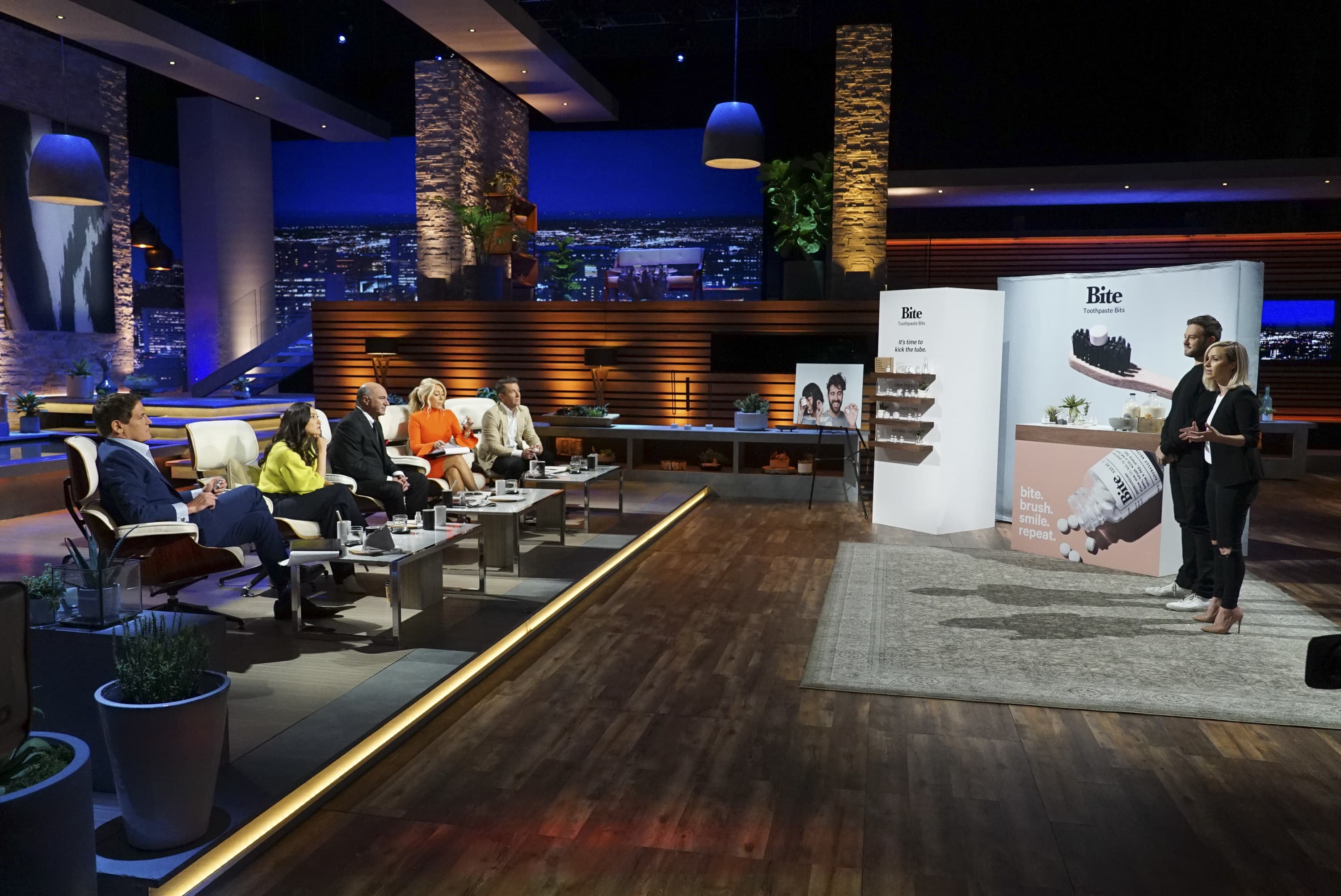 Lindsay McCormick cùng bạn trai giới thiệu sản phẩm Bite trên 'Shark Tank'. Ảnh: Shark Tank Lindsay McCormick cùng bạn trai giới thiệu sản phẩm Bite trên 'Shark Tank'. Ảnh: Shark Tank
