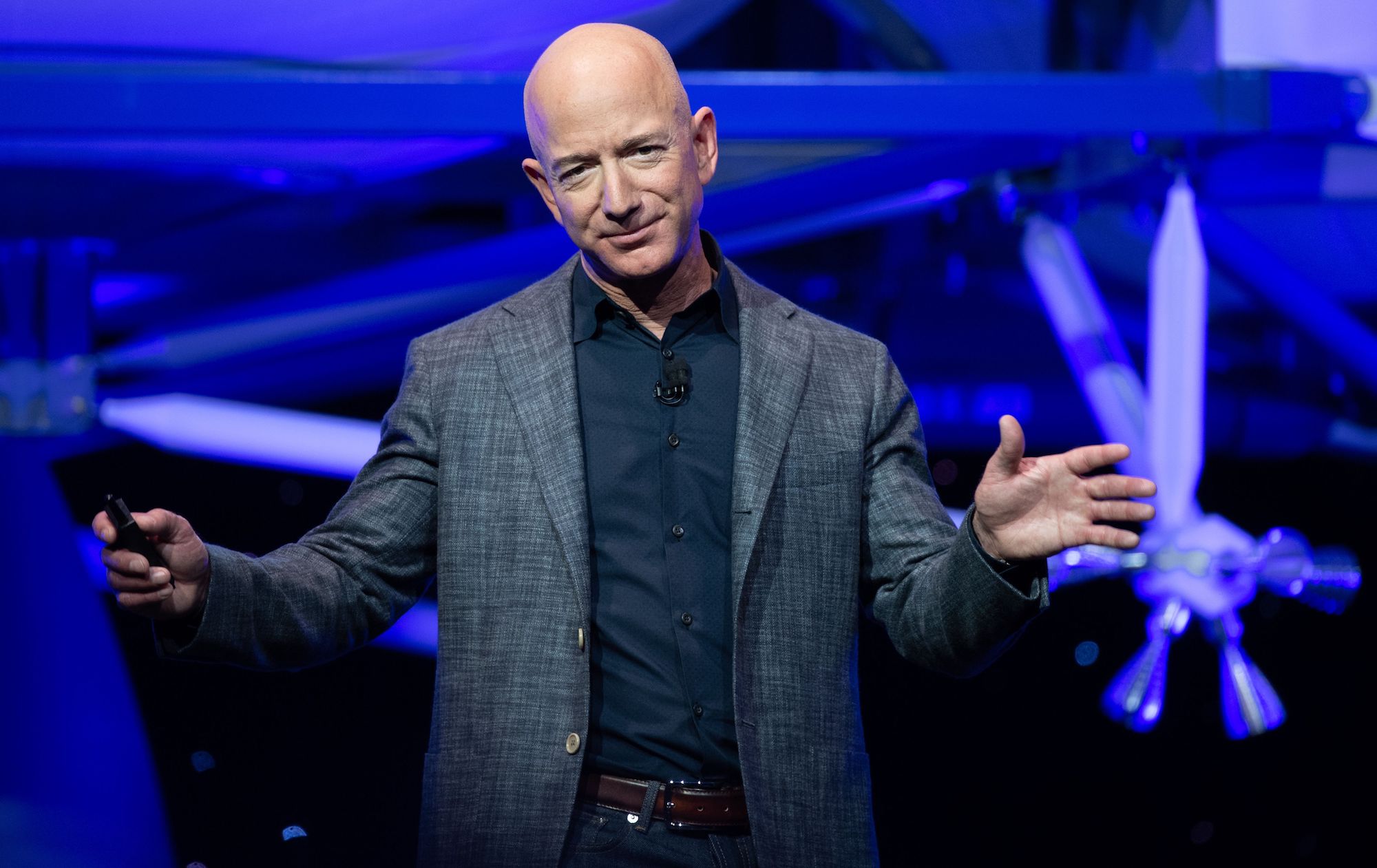 Jeff Bezos luôn duy trì một lập trường nhất quán trong công việc, dù nó có thể làm mất lòng các đối tác. Ảnh: The Sun Jeff Bezos luôn duy trì một lập trường nhất quán trong công việc, dù nó có thể làm mất lòng các đối tác. Ảnh: The Sun