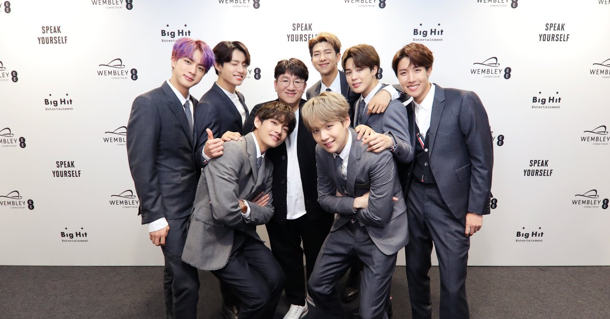 Tỷ phú USD Bang Si-hyuk (ở giữa) chụp ảnh cùng BTS - nghệ sĩ chủ lực tại HYBE. Ảnh: Times Tỷ phú USD Bang Si-hyuk (ở giữa) chụp ảnh cùng BTS - nghệ sĩ chủ lực tại HYBE. Ảnh: Times