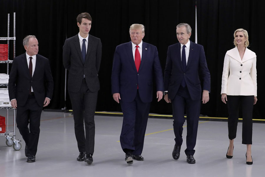 Alexandre là người con duy nhất đi cùng ông Bernard Arnault đến buổi gặp mặt cựu Tổng thống Donald Trump hồi tháng 1/2017. Ảnh: Bazaar. Alexandre là người con duy nhất đi cùng ông Bernard Arnault đến buổi gặp mặt cựu Tổng thống Donald Trump hồi tháng 1/2017. Ảnh: Bazaar. 