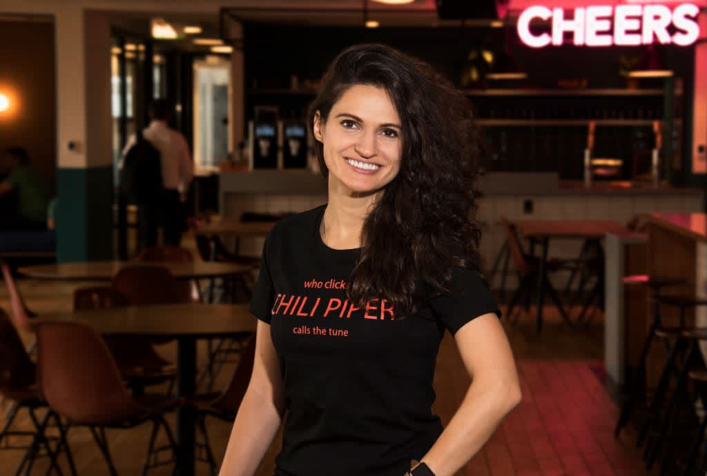 Cô Alina Vandenberghe - đồng sáng lập và giám đốc tại Chili Piper. Cô Alina Vandenberghe - đồng sáng lập và giám đốc tại Chili Piper.