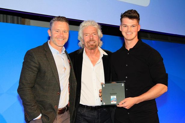 Ben Francis nhận giải thưởng từ tỷ phú Richard Branson (ở giữa) khi Gymshark lọt vào top 100 công ty tư nhân Anh có doanh số bán hàng tăng trưởng nhanh nhất trong 3 năm qua. Ảnh: The Mirror Ben Francis nhận giải thưởng từ tỷ phú Richard Branson (ở giữa) khi Gymshark lọt vào top 100 công ty tư nhân Anh có doanh số bán hàng tăng trưởng nhanh nhất trong 3 năm qua. Ảnh: The Mirror