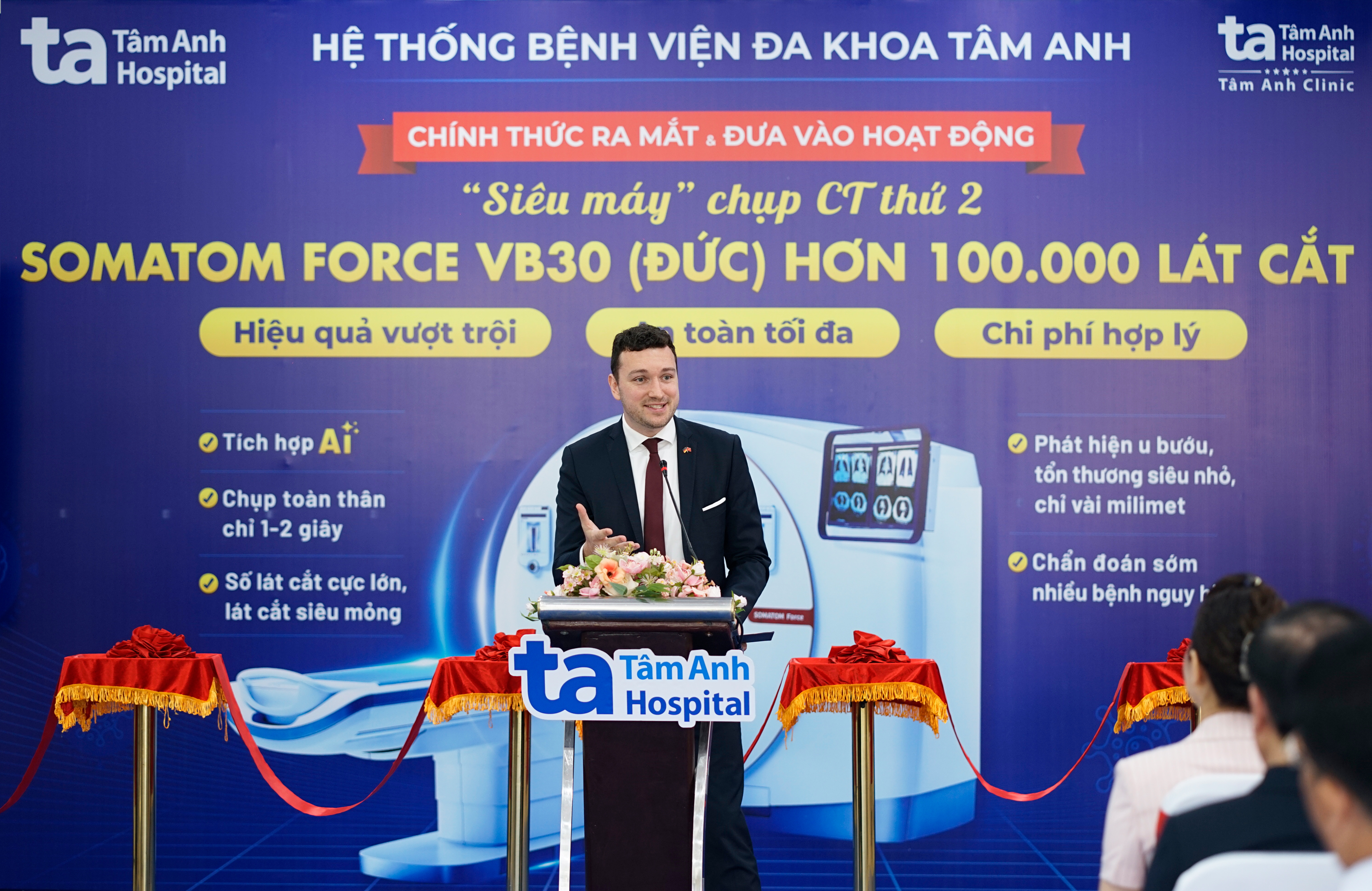 &Ocirc;ng Christopher Scholl ph&aacute;t biểu tại buổi lễ, đ&aacute;nh gi&aacute; cao sự đầu tư c&ocirc;ng nghệ cao của Bệnh viện Đa khoa T&acirc;m Anh. Ảnh: Bệnh viện Đa khoa T&acirc;m Anh.