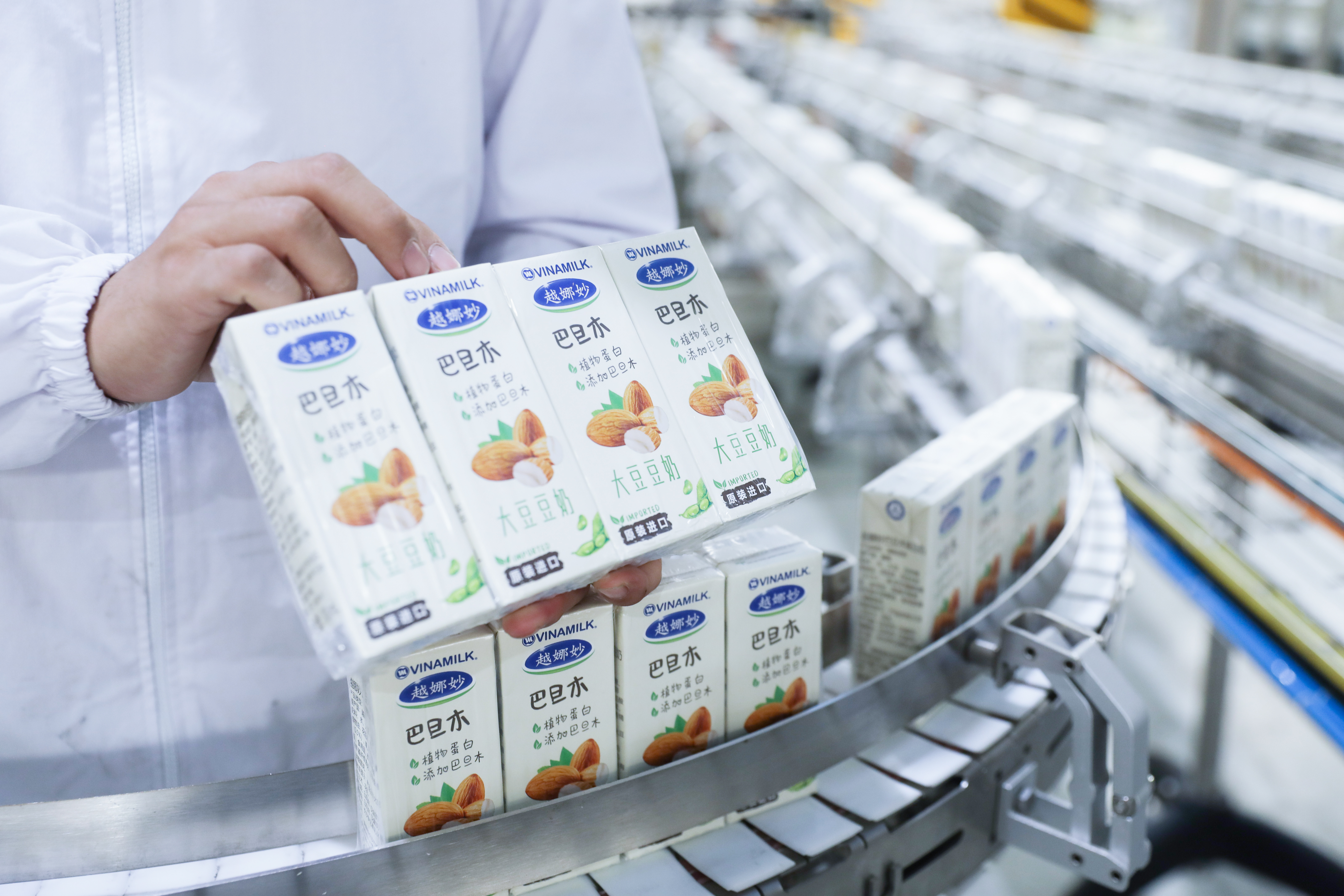 : Lô sản phẩm xuất khẩu gồm sữa đậu nành hạnh nhân và đậu đỏ mang thương hiệu Vinamilk