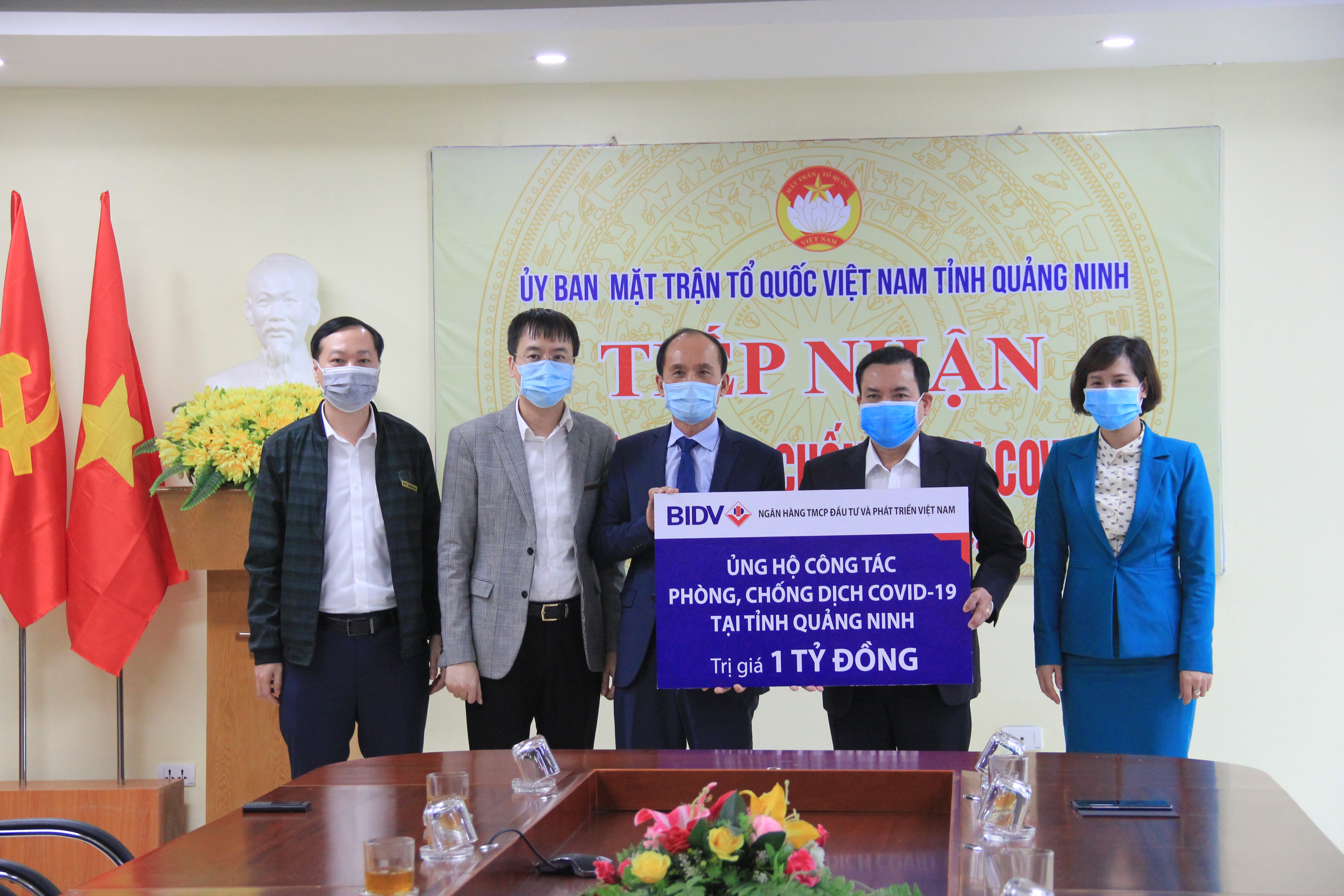 Đại diện BIDV trao tặng ủng hộ 1 tỷ đồng phòng chống Covid-19 tại Quảng Ninh