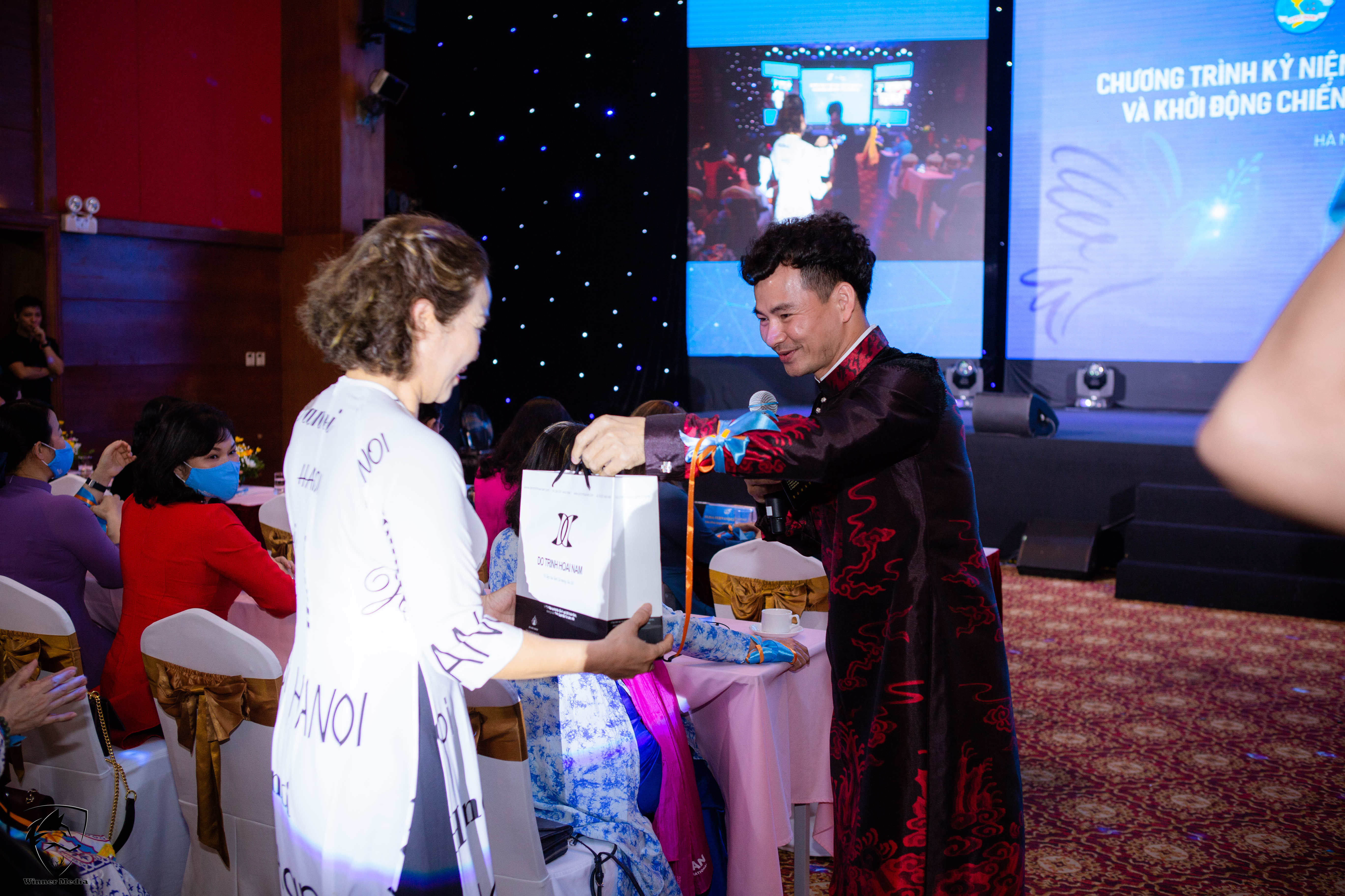 Tại sự kiện, NTK Đỗ Trịnh Hoài Nam cũng dành tặng 10 phần quà là áo dài cao cấp thương hiệu Đỗ Trịnh Hoài Nam nhằm lan toả hơn nữa tình yêu áo dài