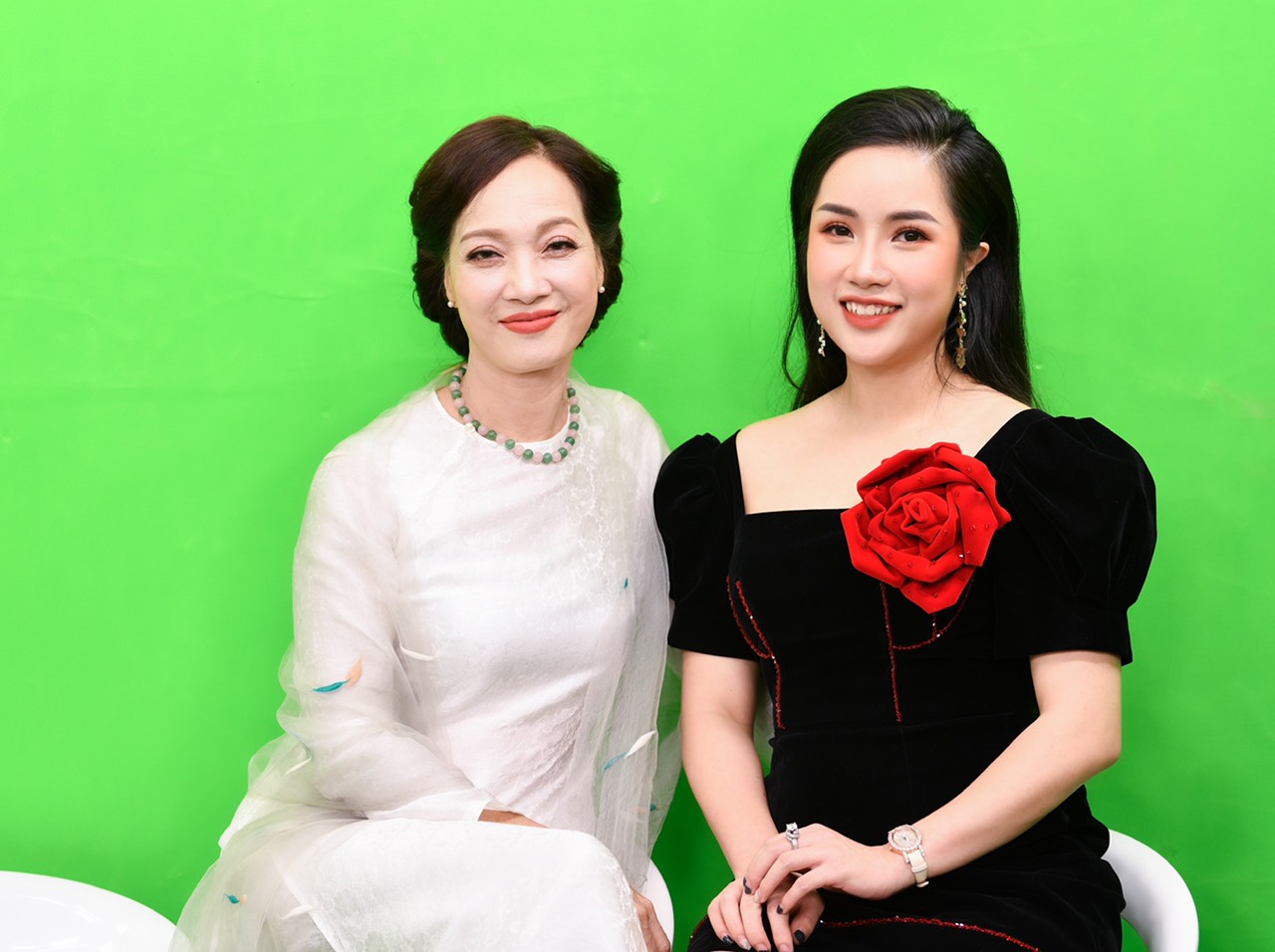 Doanh nhân Hương Ly chụp ảnh lưu niệm cùng Hoa hậu Ngọc Hân