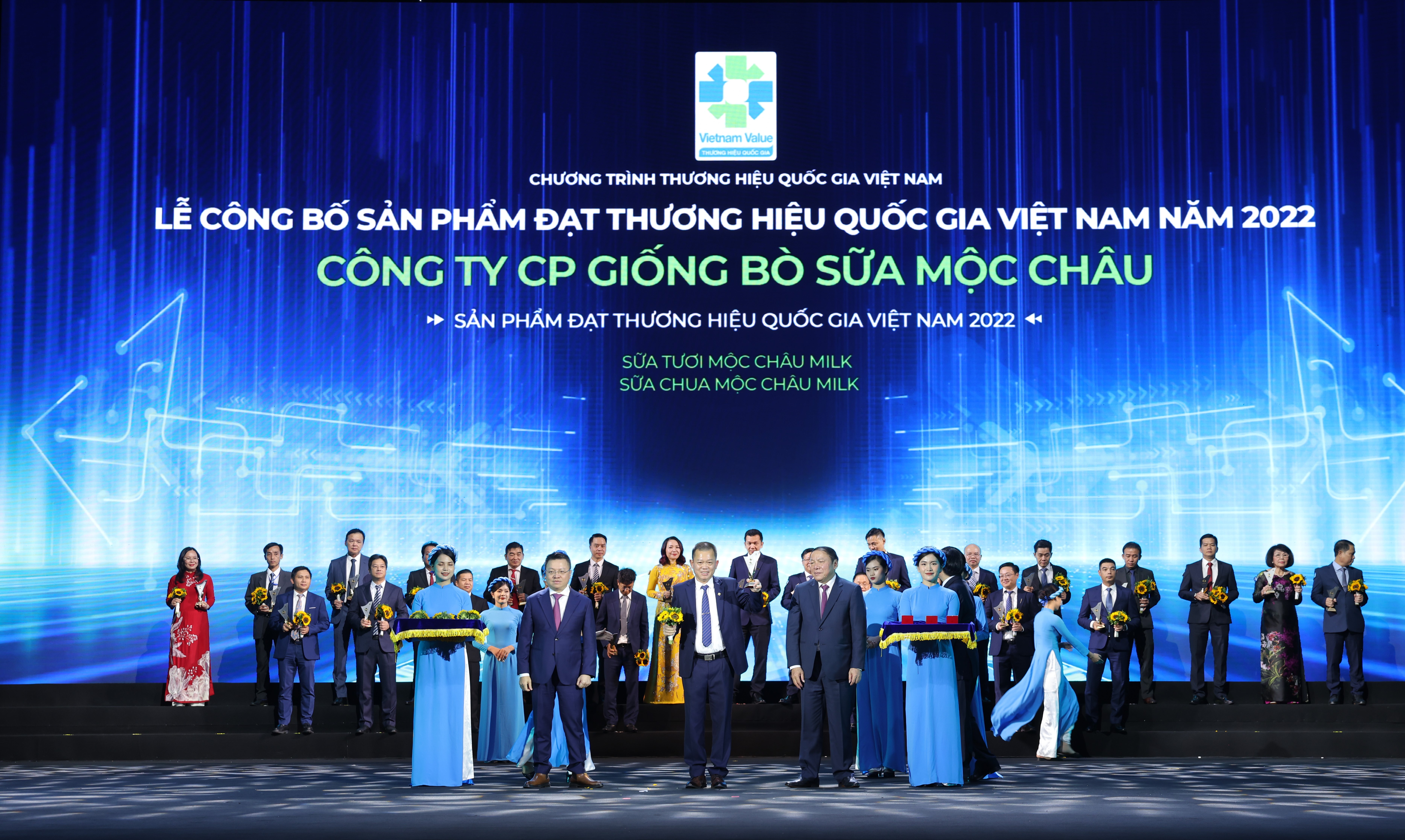 &Ocirc;ng Phạm Hải Nam, Tổng Gi&aacute;m đốc Mộc Ch&acirc;u Milk nhận biểu trưng Thương hiệu Quốc gia Việt Nam 2022
