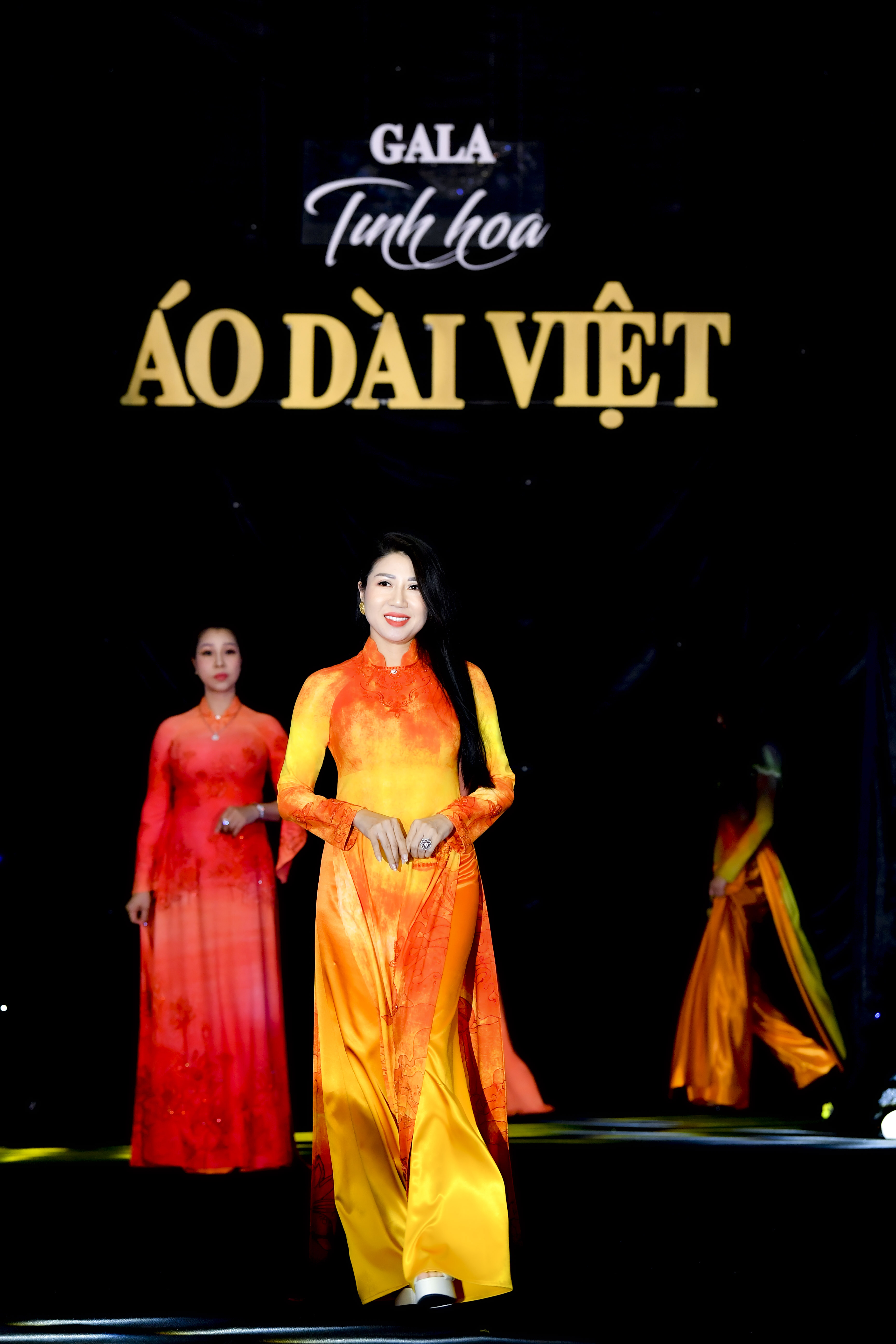 Vẻ đẹp nữ doanh nhân Việt trong tà áo dài truyền thống