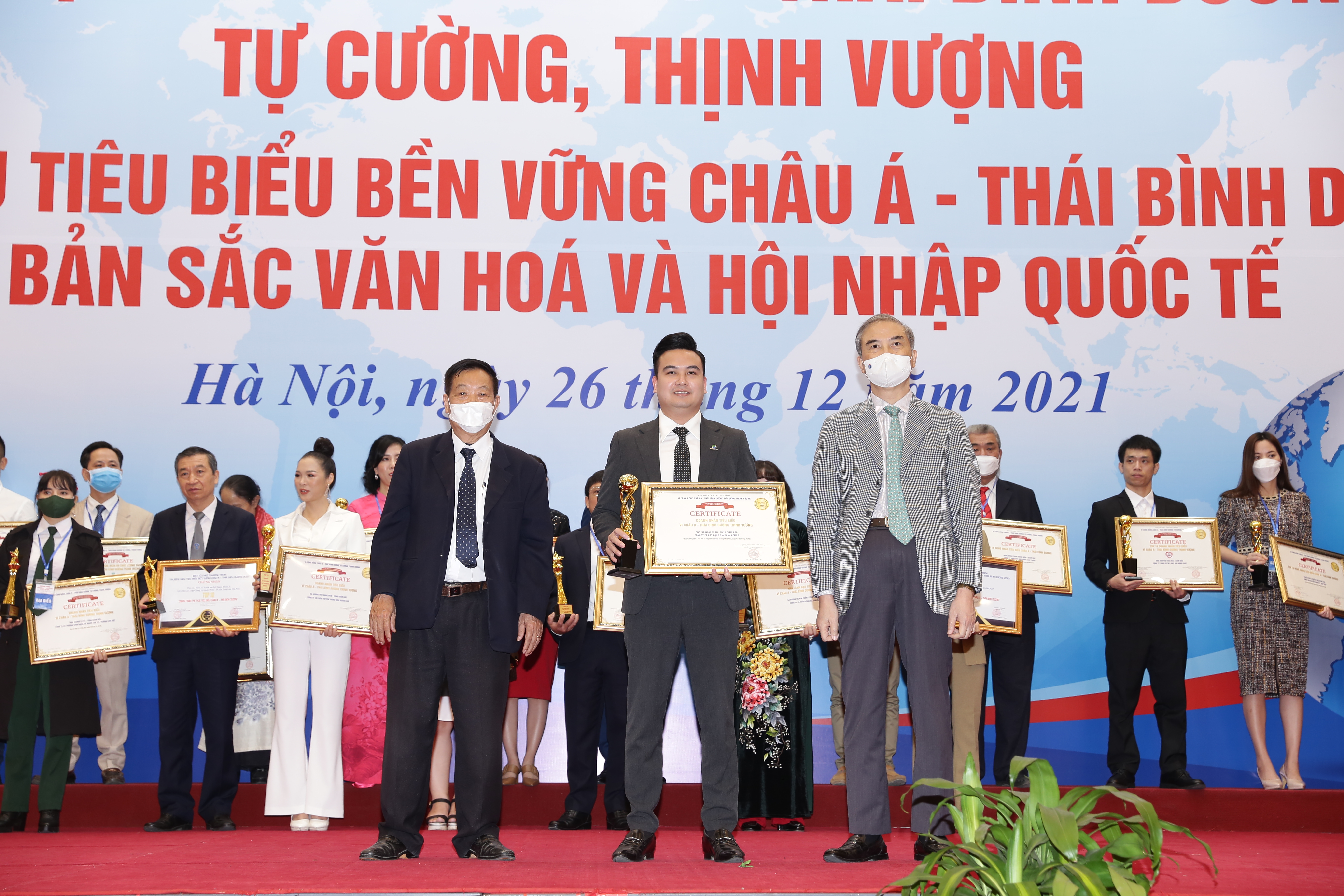 Ông Đỗ Ngọc Tuấn - Chủ Tịch Won Homes được xướng tên lên nhận giải