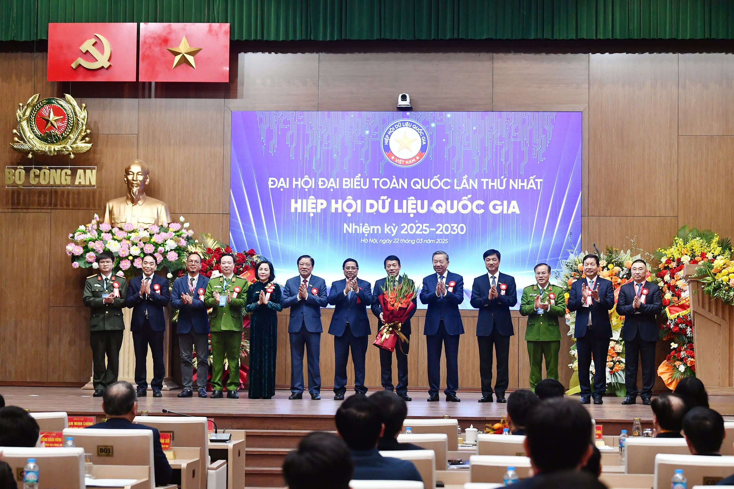 Tổng B&iacute; thư T&ocirc; L&acirc;m v&agrave; Thủ tướng Phạm Minh Ch&iacute;nh ch&uacute;c mừng Ban Thường vụ Hiệp hội Dữ liệu quốc gia nhiệm kỳ 2025 - 2023 - Ảnh: NDA