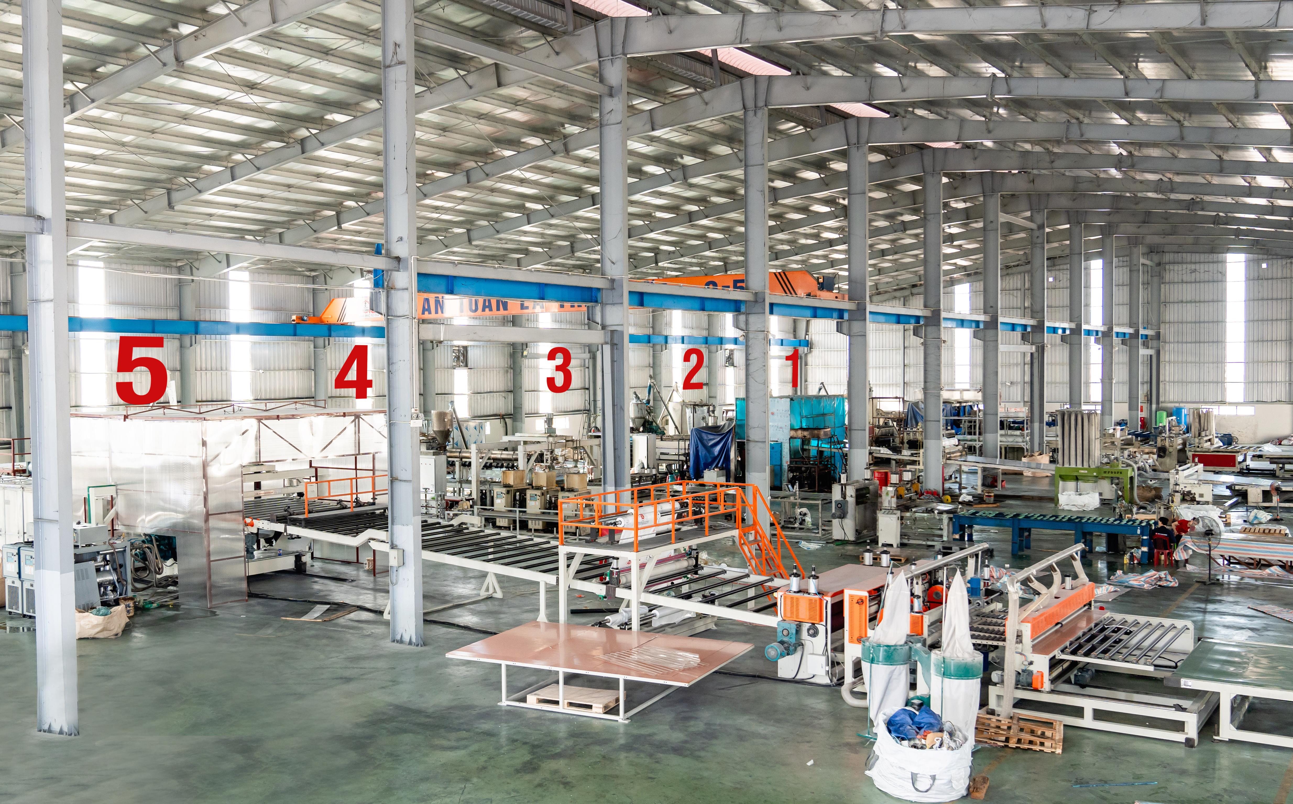 Ph&acirc;n xưởng sản xuất b&ecirc;n trong nh&agrave; m&aacute;y sản xuất tấm nhựa lấy s&aacute;ng lớn nhất miền Bắc Vinaspc