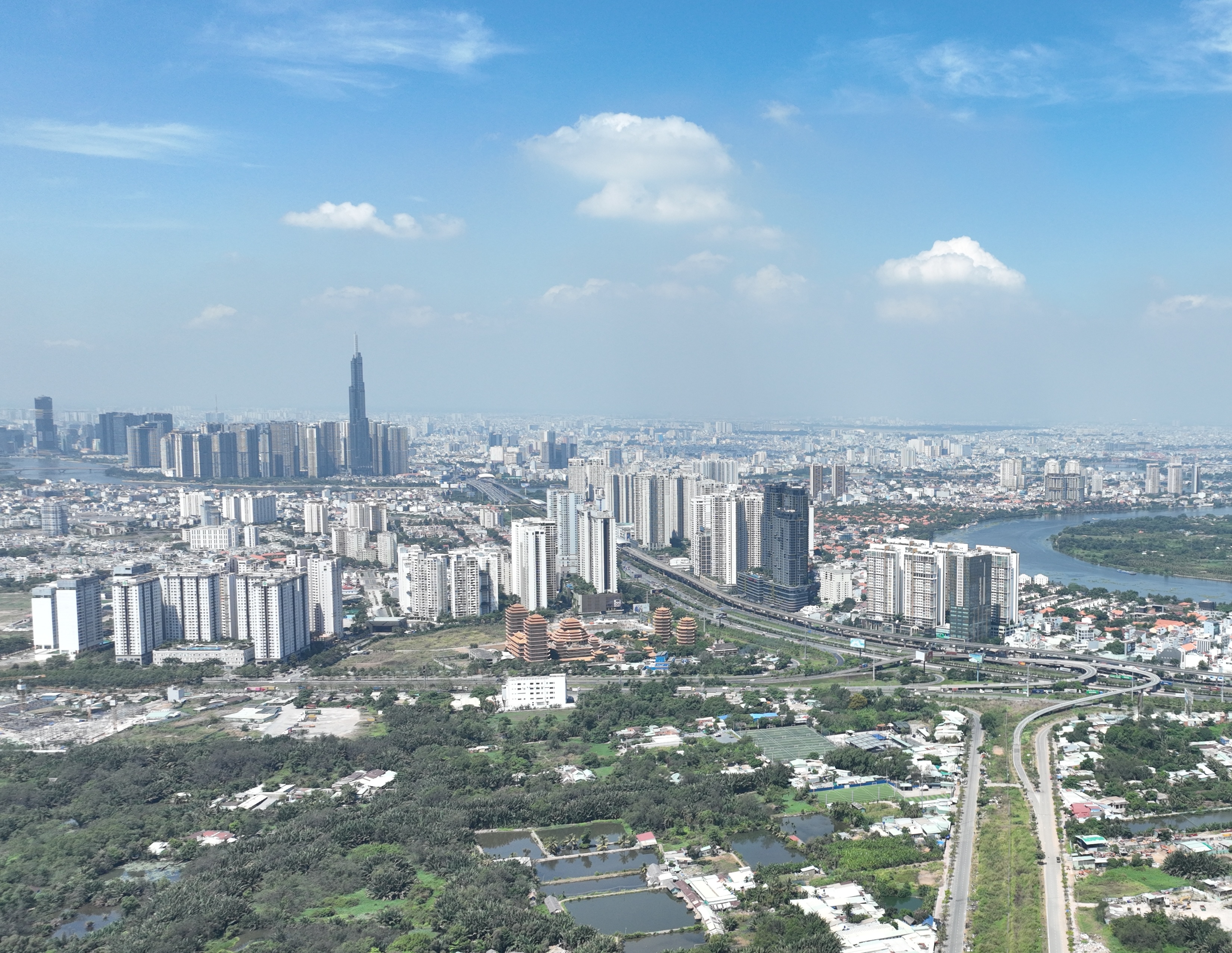 Cùng với các dự báo về số lượng, đại diện CBRE cũng chia sẻ :”Tỉ lệ hấp thụ của các nguồn cung mở bán mới trong nửa đầu năm 2025 đạt 74% trên tổng số căn mở bán.”  