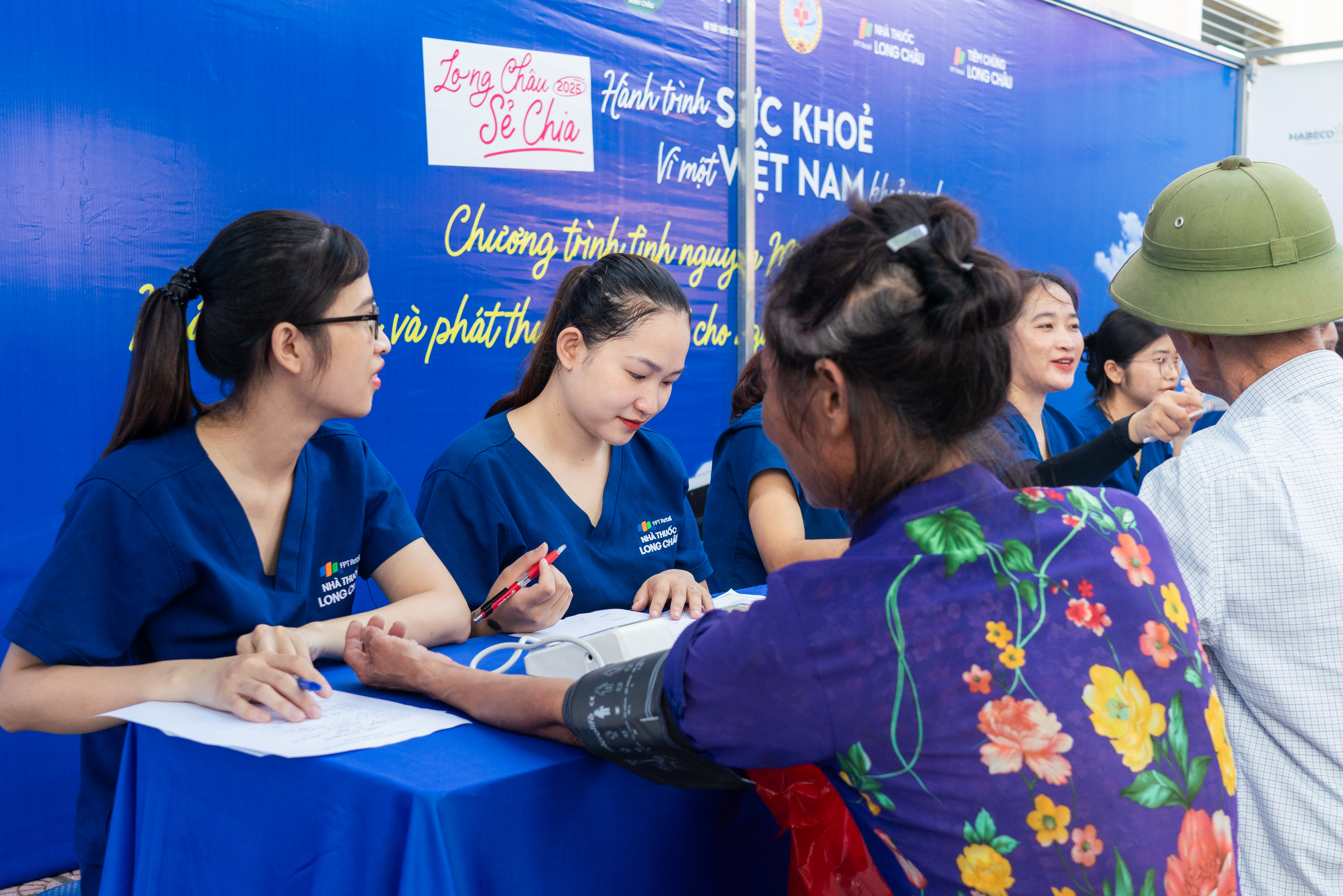 Long Châu đồng hành góp thiết bị, thuốc và nhân lực chăm sóc sức khỏe người dân xã Minh Châu Long Châu đồng hành góp thiết bị, thuốc và nhân lực chăm sóc sức khỏe người dân xã Minh Châu