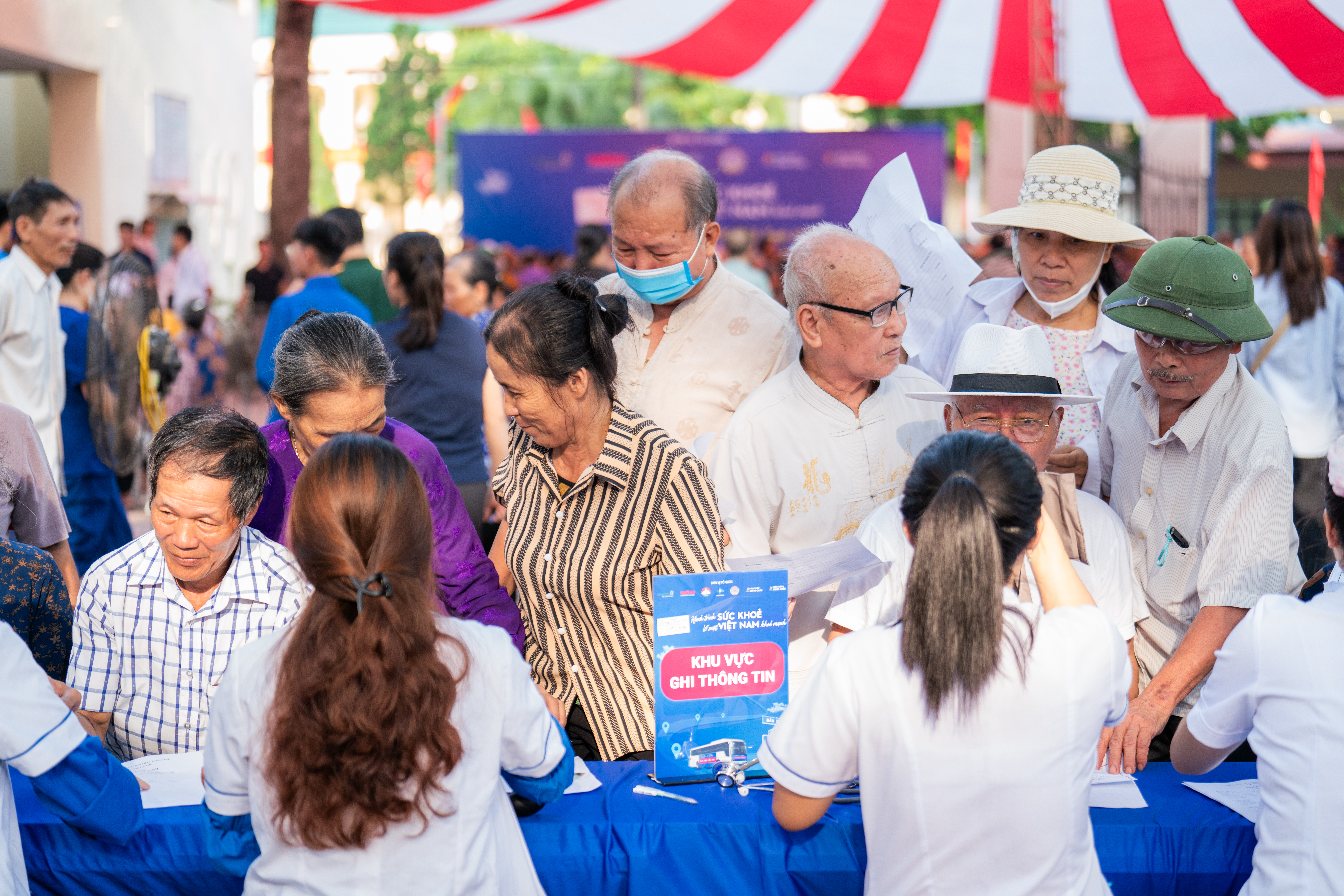 Người dân xã Minh Châu trong đợt kiểm tra sức khoẻ cộng đồng ngày 19/07 Người dân xã Minh Châu trong đợt kiểm tra sức khoẻ cộng đồng ngày 19/07
