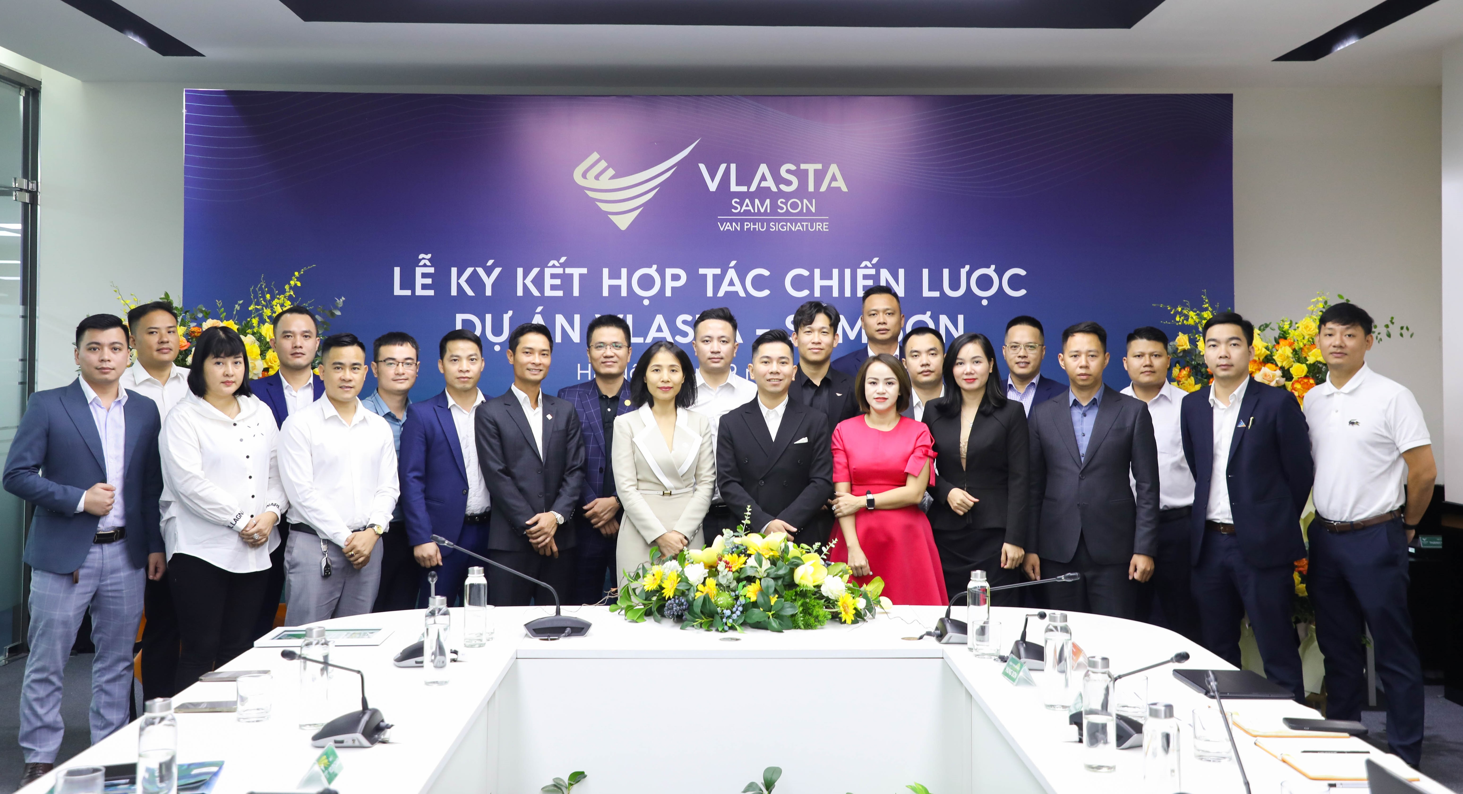 16 đại l&yacute; hợp t&aacute;c ph&acirc;n phối Vlasta - Sầm Sơn (Ảnh: Vlasta - Sầm Sơn).