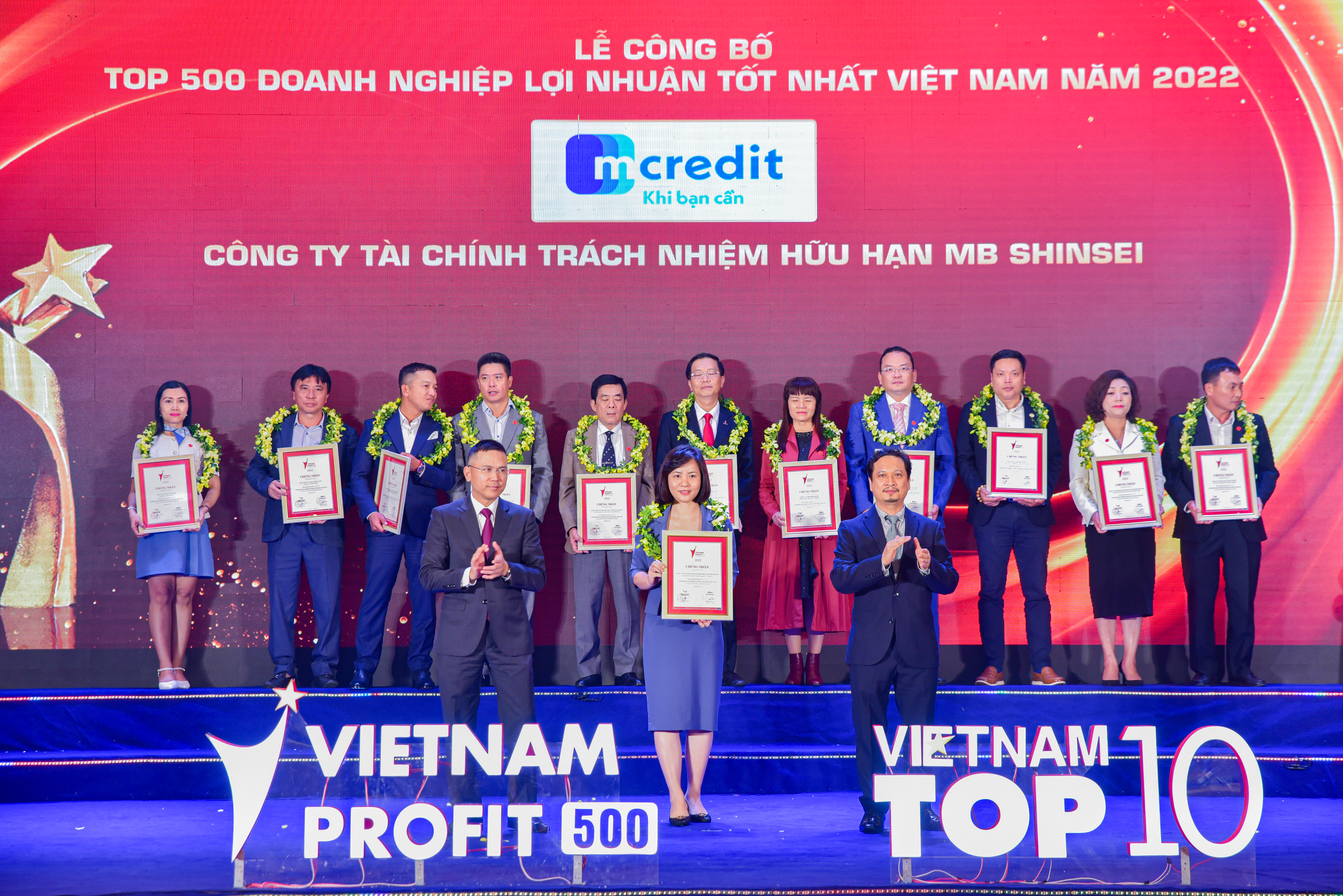 Ph&oacute; Tổng Gi&aacute;m Đốc Mcredit Dương Thị Thanh Nga vinh dự nhận bằng chứng nhận "Top 500 doanh nghiệp lợi nhuận tốt nhất Việt Nam 2022" &nbsp;
