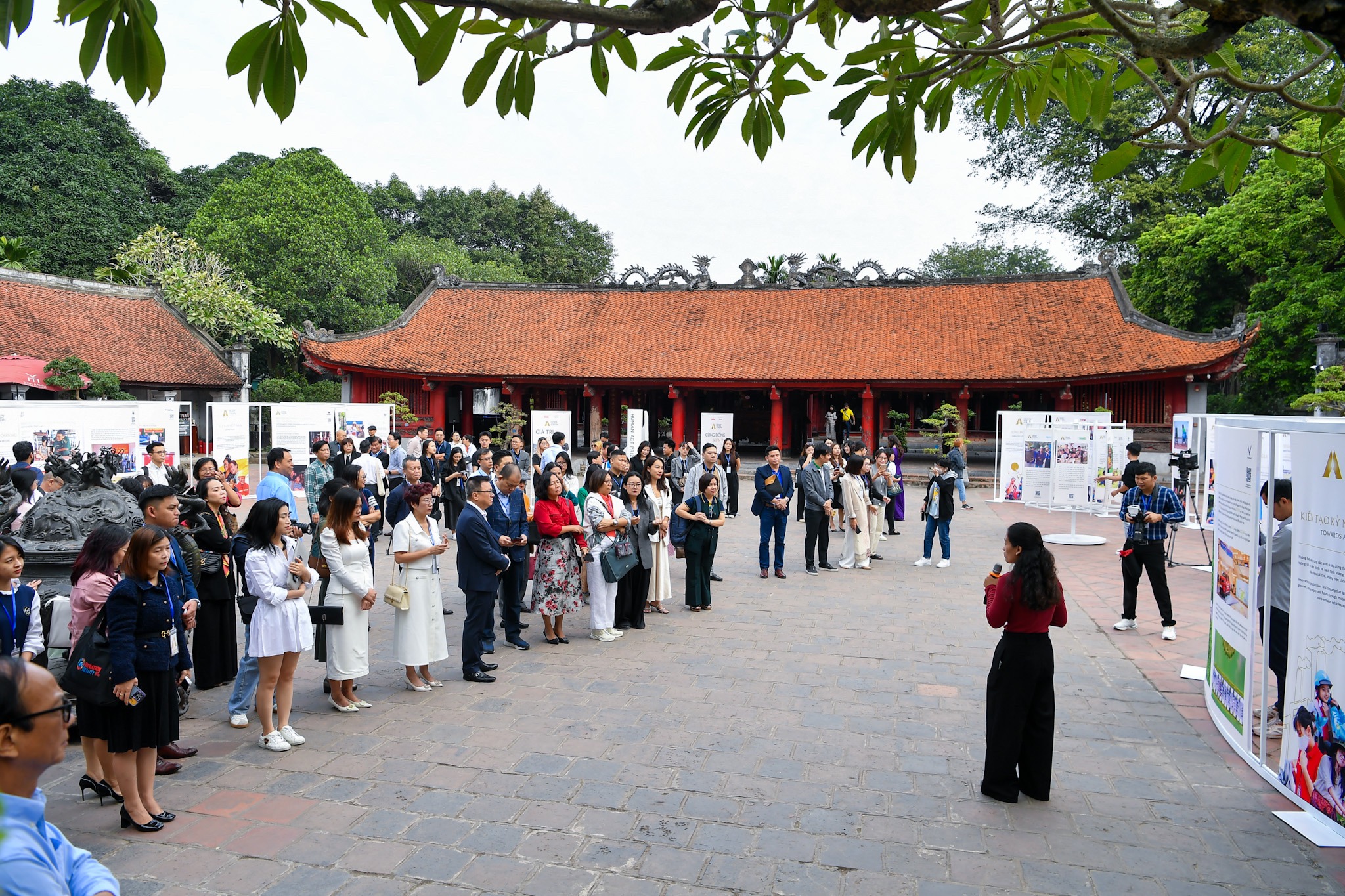 Triển l&atilde;m trưng b&agrave;y 40 dự &aacute;n tham gia m&ugrave;a giải Human Act Prize.