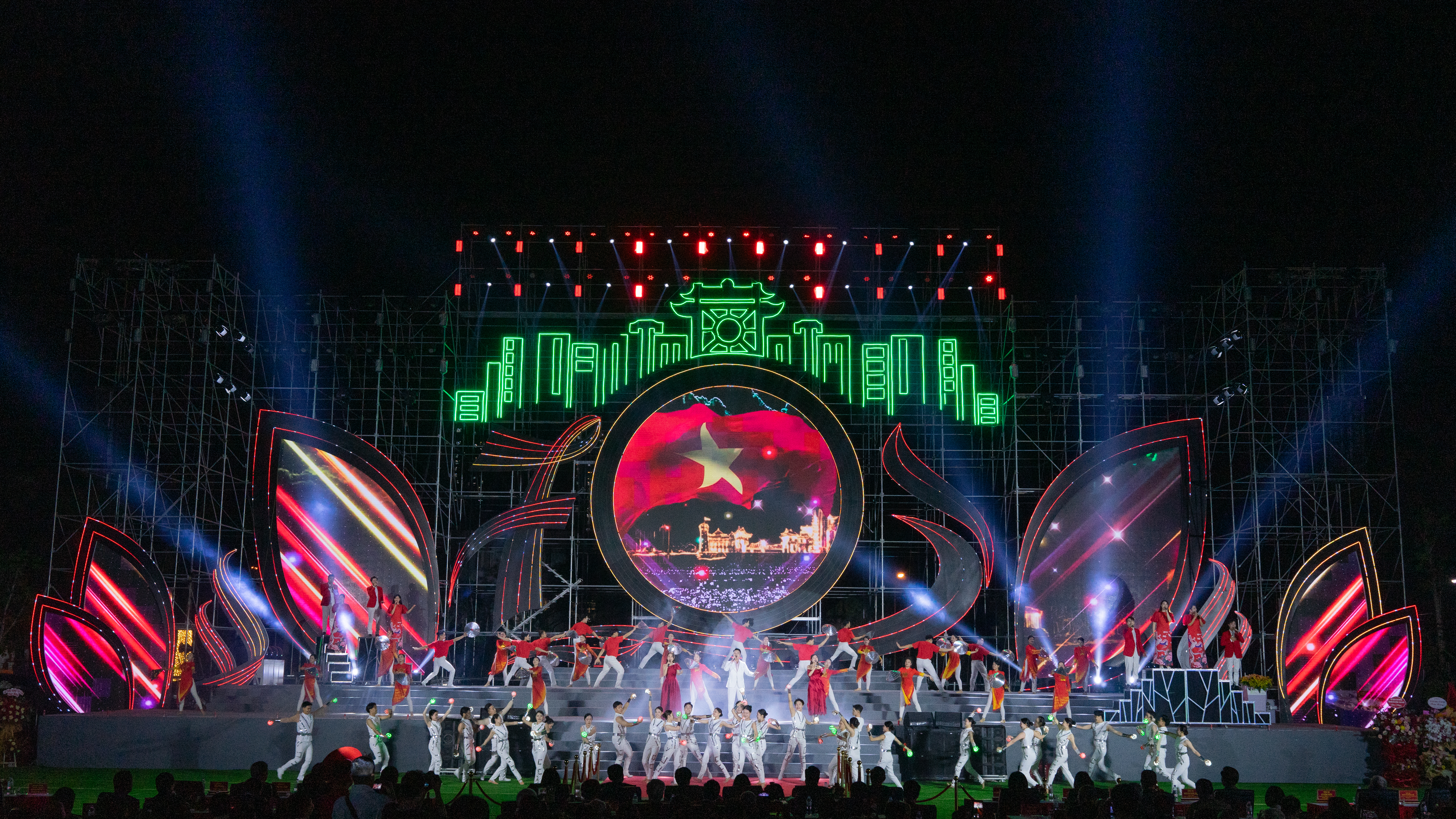 Festival &ldquo;Sản phẩm N&ocirc;ng nghiệp v&agrave; L&agrave;ng nghề H&agrave; Nội 2024&rdquo; khai mạc với chương tr&igrave;nh nghệ thuật đặc sắc ca ngợi ng&agrave;nh n&ocirc;ng nghiệp, Thủ đ&ocirc; v&agrave; qu&ecirc; hương đất nước. &nbsp;