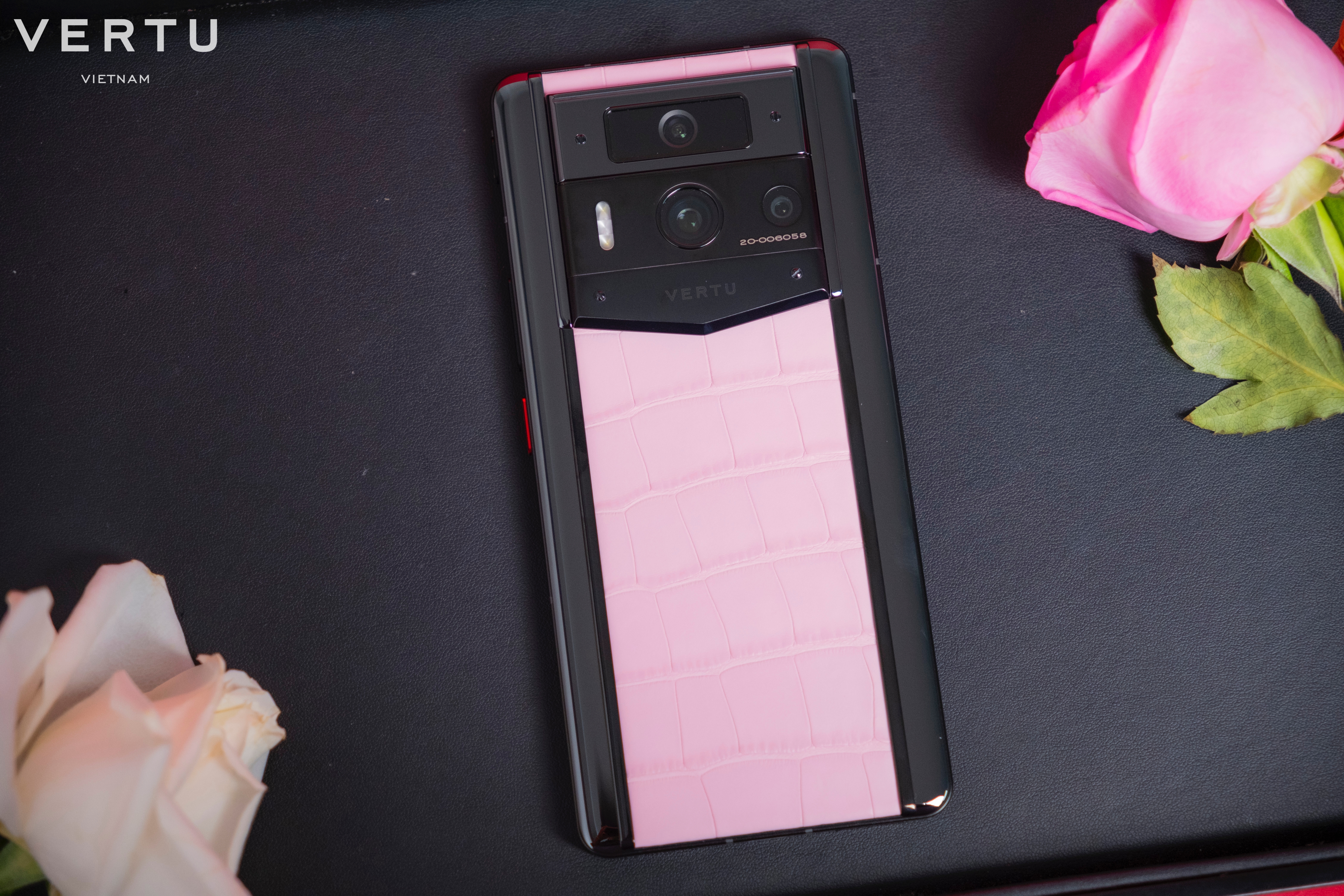 Metavertu 2 Generation Pink Alligator Leader với điểm nhấn là mặt lưng được chế tác từ chất liệu quý hiếm, tông màu nữ tính không kém phần sang trọng.