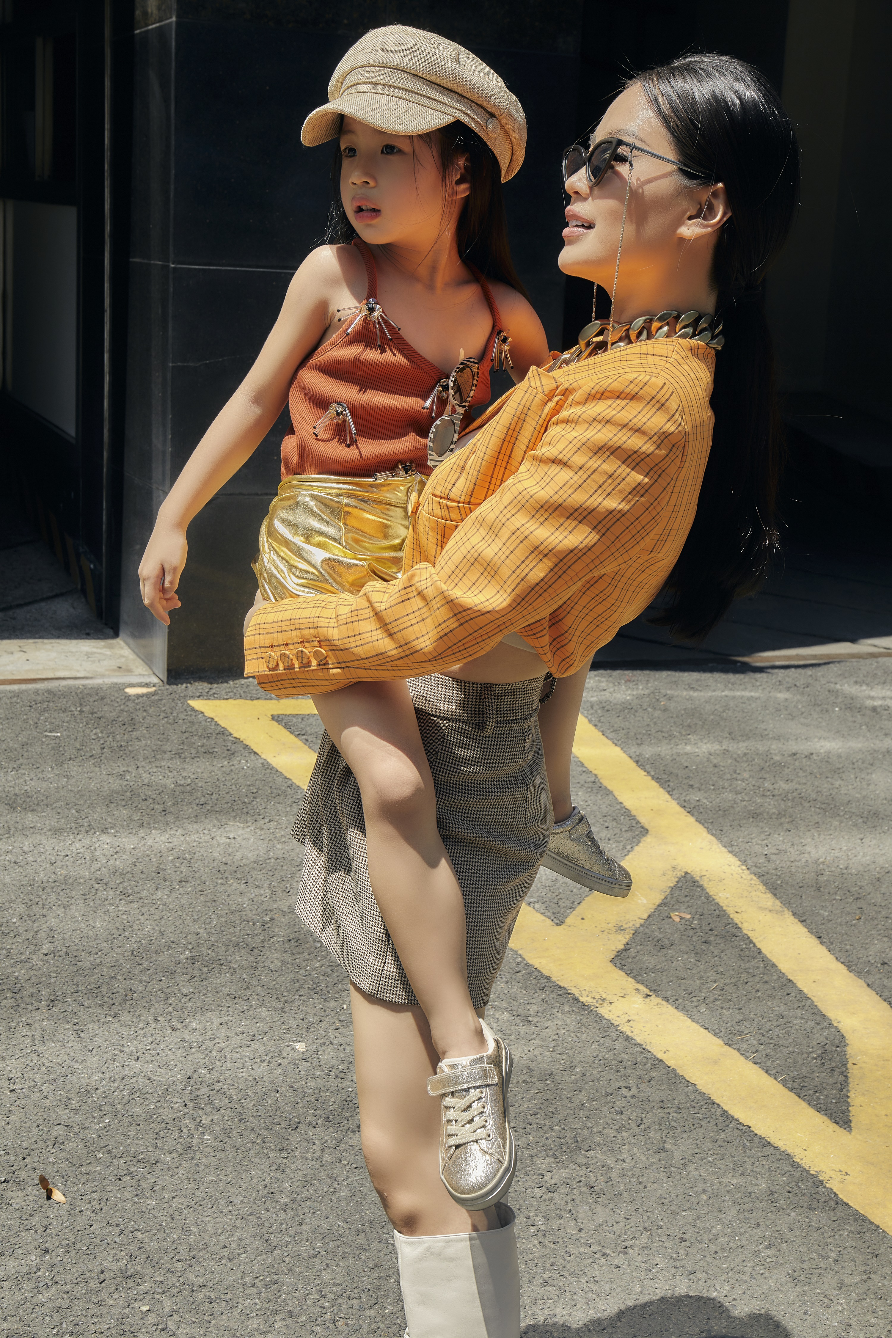 Trong bộ ảnh, hai mẹ con Á hậu Diễm Trang khéo léo chọn những bộ trang phục đồng điệu khi cùng nhau thả dáng trên những góc phố quen thuộc tại Sài Gòn.