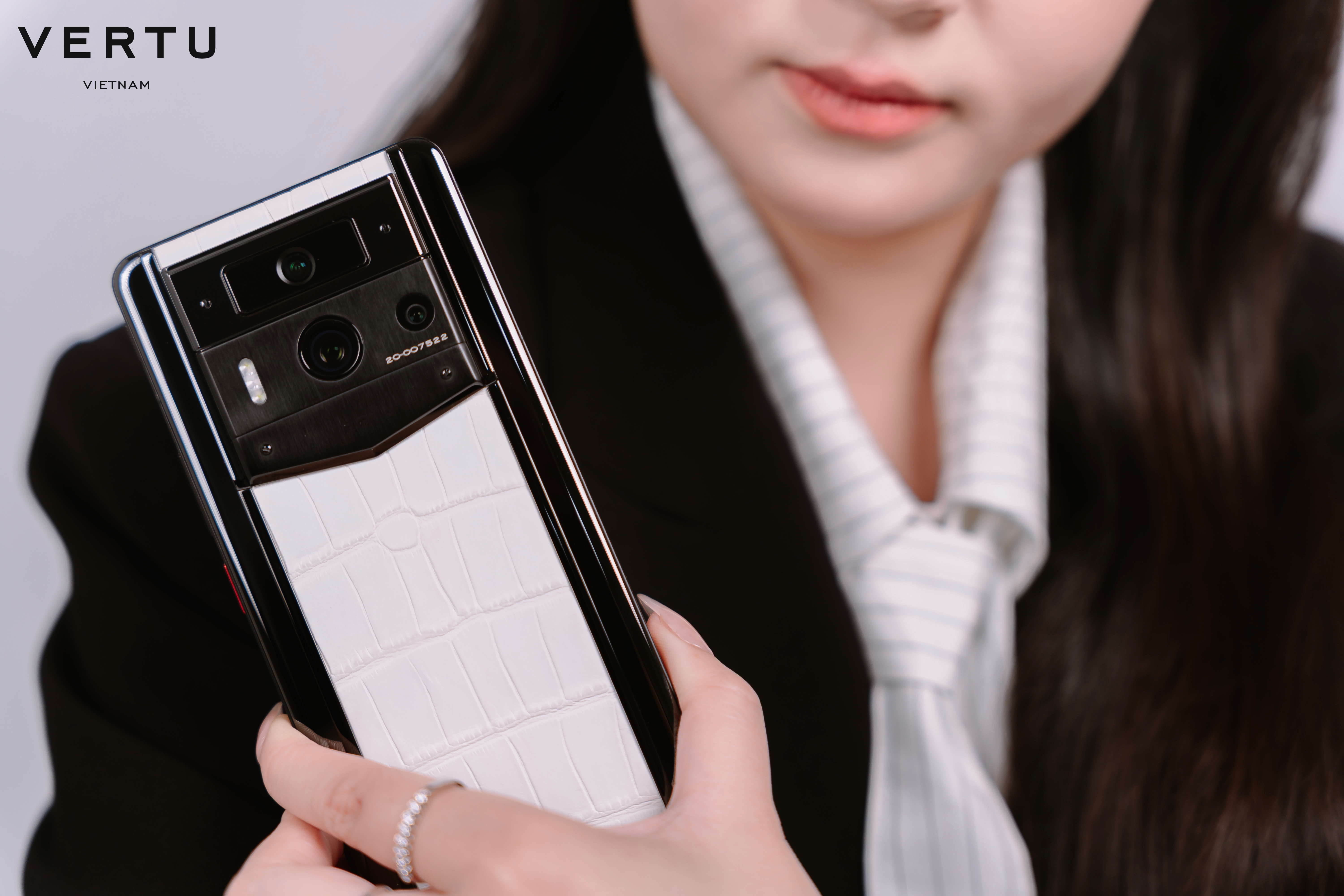 3 chiếc Vertu được giới mộ điệu rỉ tai “hợp vía” doanh nhân - Ảnh 2 3 chiếc Vertu được giới mộ điệu rỉ tai “hợp vía” doanh nhân - Ảnh 2