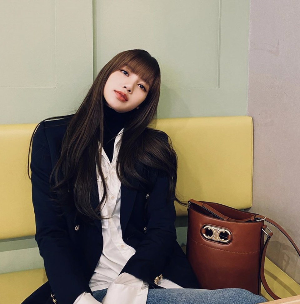 Chỉ với một tấm ảnh, Lisa đã thu hút lượt tìm kiếm khủng và được bổ nhiệm làm đại sứ toàn cầu cho Celine. Chỉ với một tấm ảnh, Lisa đã thu hút lượt tìm kiếm "khủng" và được bổ nhiệm làm đại sứ toàn cầu cho Celine.
