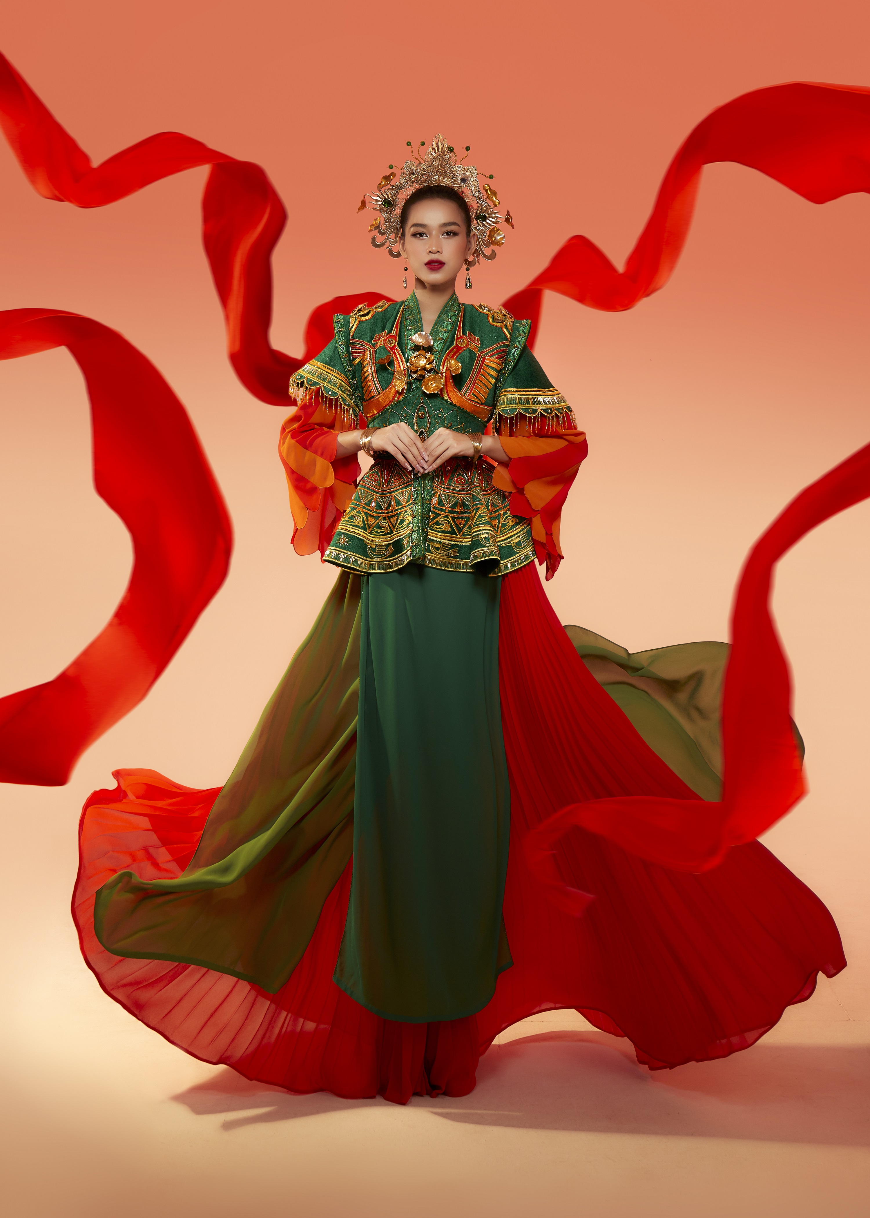 Bên cạnh đó, bộ trang phục “Nhụy Kiều Tướng Quân - Bà Triệu” - vị nữ tướng lừng danh đến từ quê hương Thanh Hóa cũng là điểm nhấn thú vị.