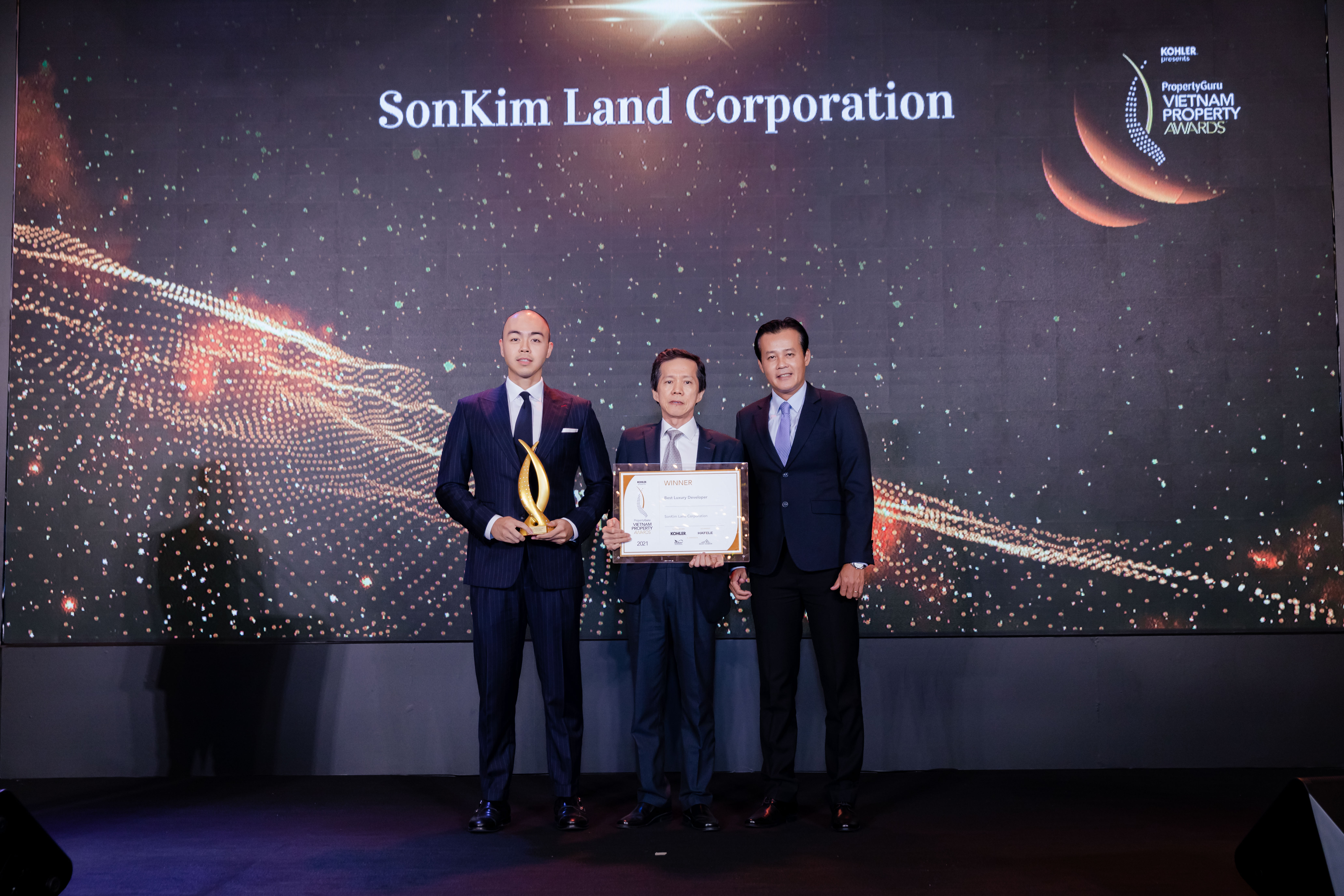 Đại diện SonKim Land  nhận giải thưởng. 