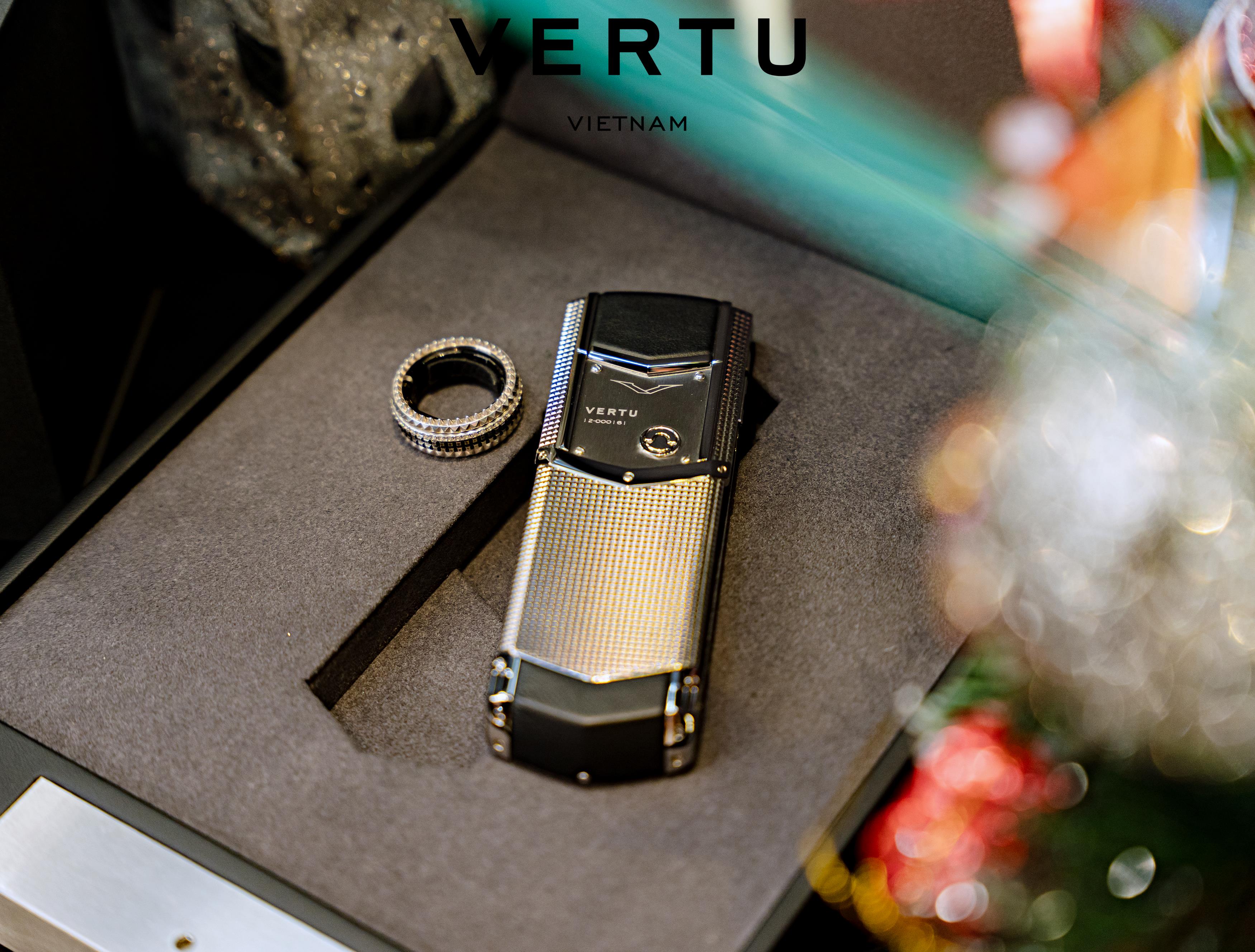 Mẫu Smart Ring của Vertu cũng được khách hàng ưa chuộng chọn làm quà tặng kèm với điện thoại Vertu.