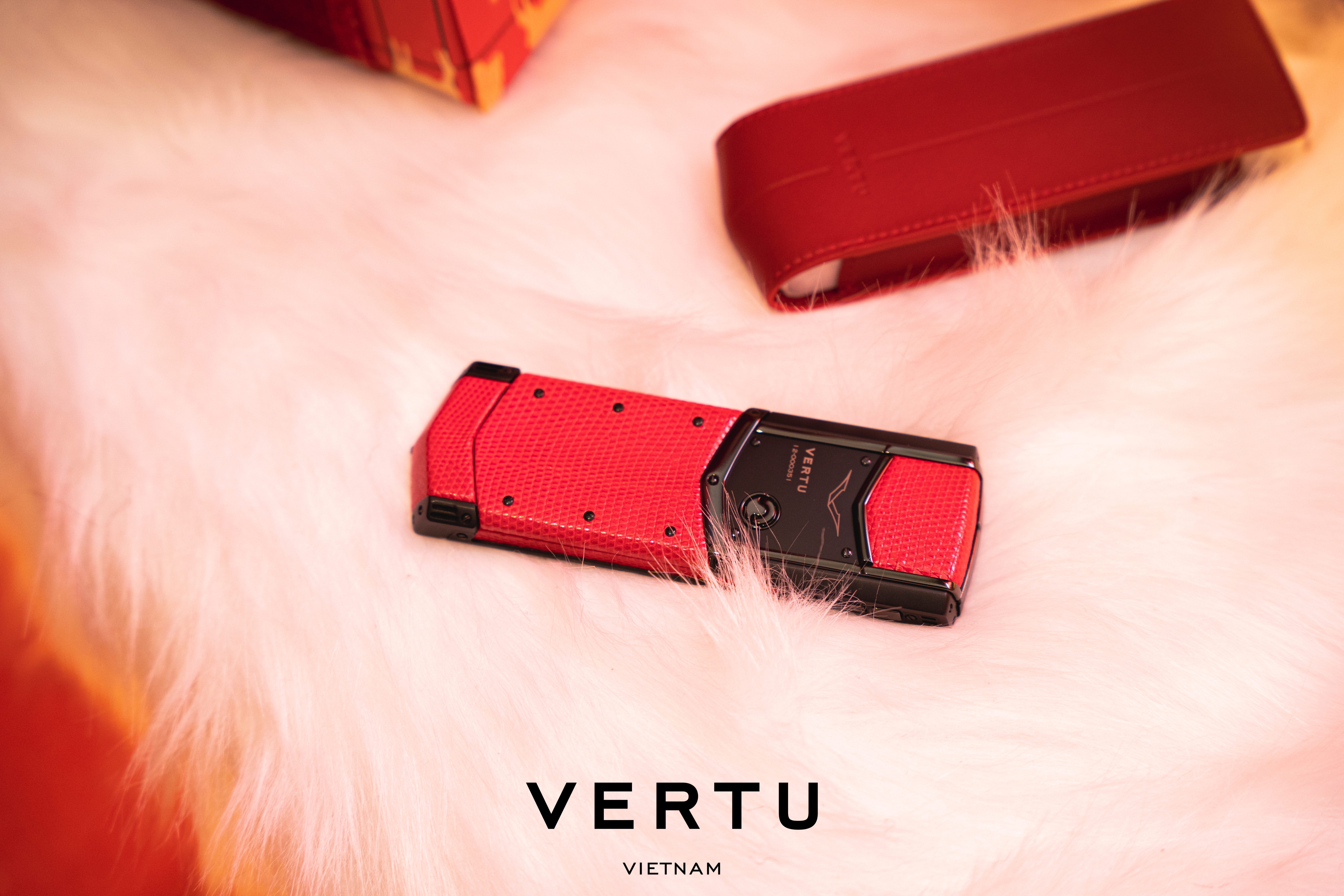 Dòng Vertu Signature V 4G cũng là sự lựa chọn của những khách hàng muốn tặng món quà cao cấp và độc bản đến đối tác.