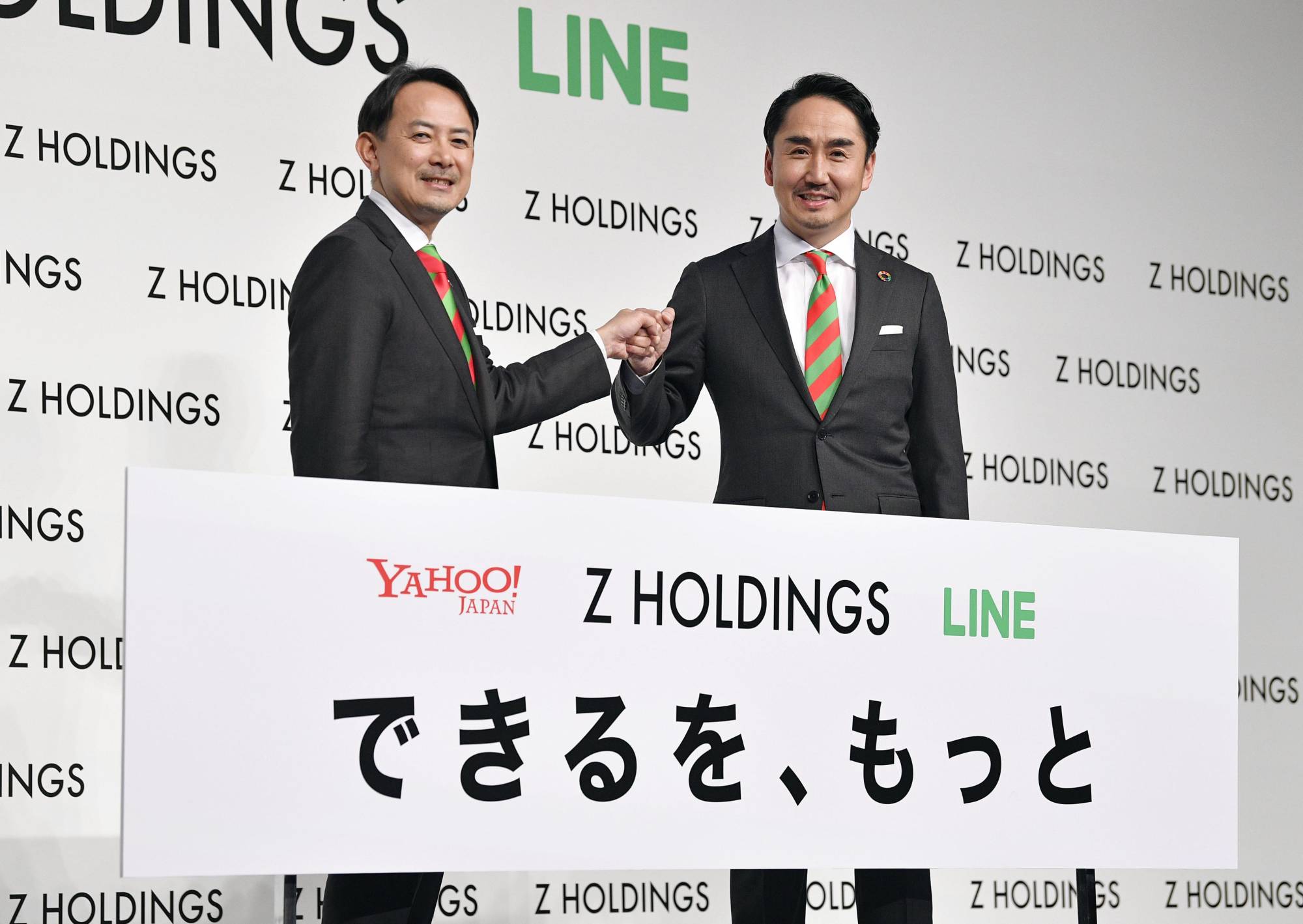 Kentaro Kawabe (tr&aacute;i), chủ tịch Z Holdings v&agrave; Takeshi Idezawa, chủ tịch Line Corp trong buổi họp b&aacute;o c&ocirc;ng bố s&aacute;p nhập&nbsp;LINE v&agrave; Yahoo Japan. Ảnh: The Japan Times