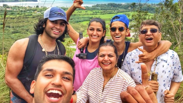 Gia đình Mehta thường xuyên đi du lịch ở Hawaii. Gia đình Mehta thường xuyên đi du lịch ở Hawaii.