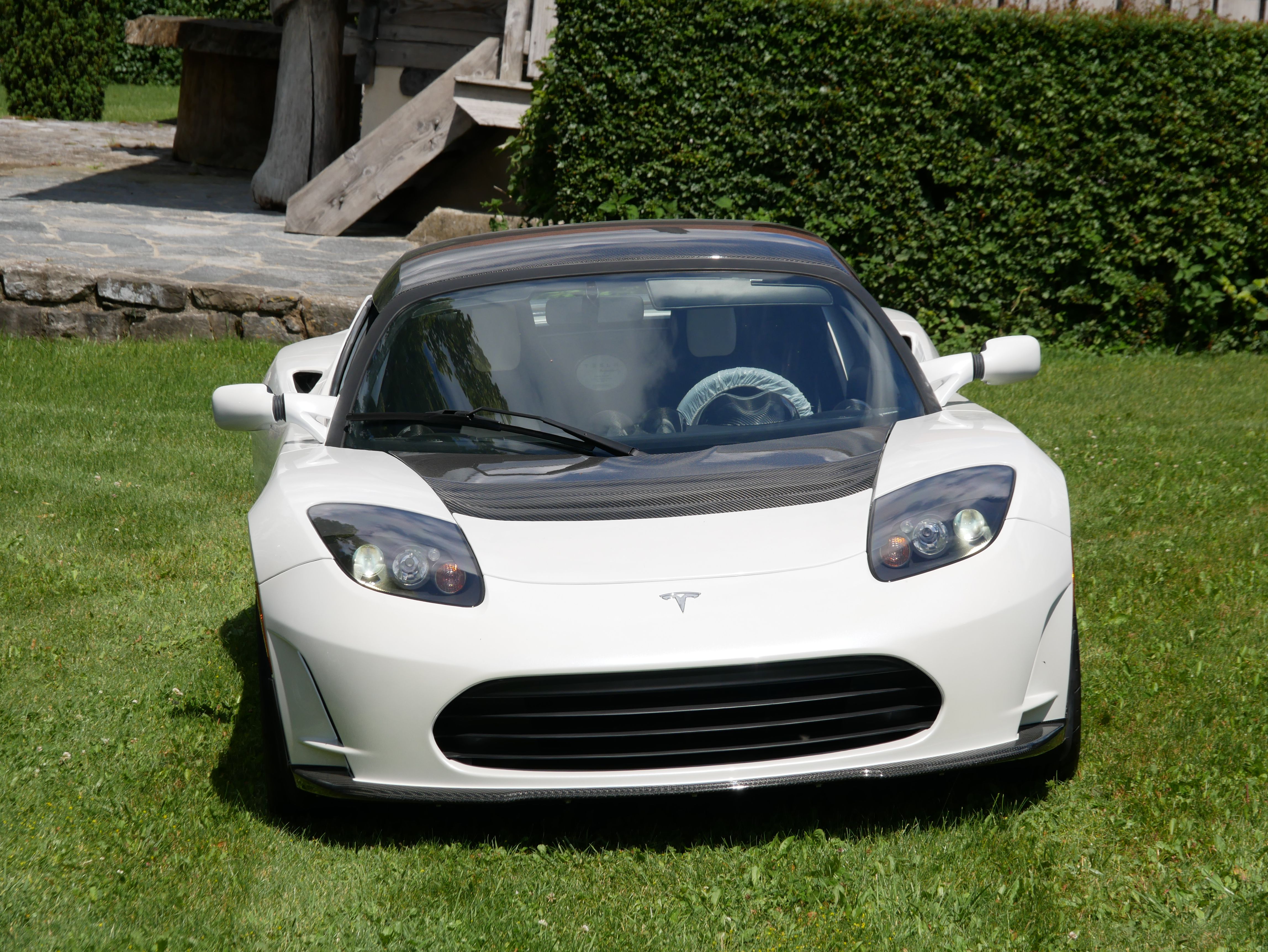 Ngoại thất trắng khiến chiếc Tesla Roadster m&atilde; hiệu VIN 2500 th&ecirc;m phần sang trọng.