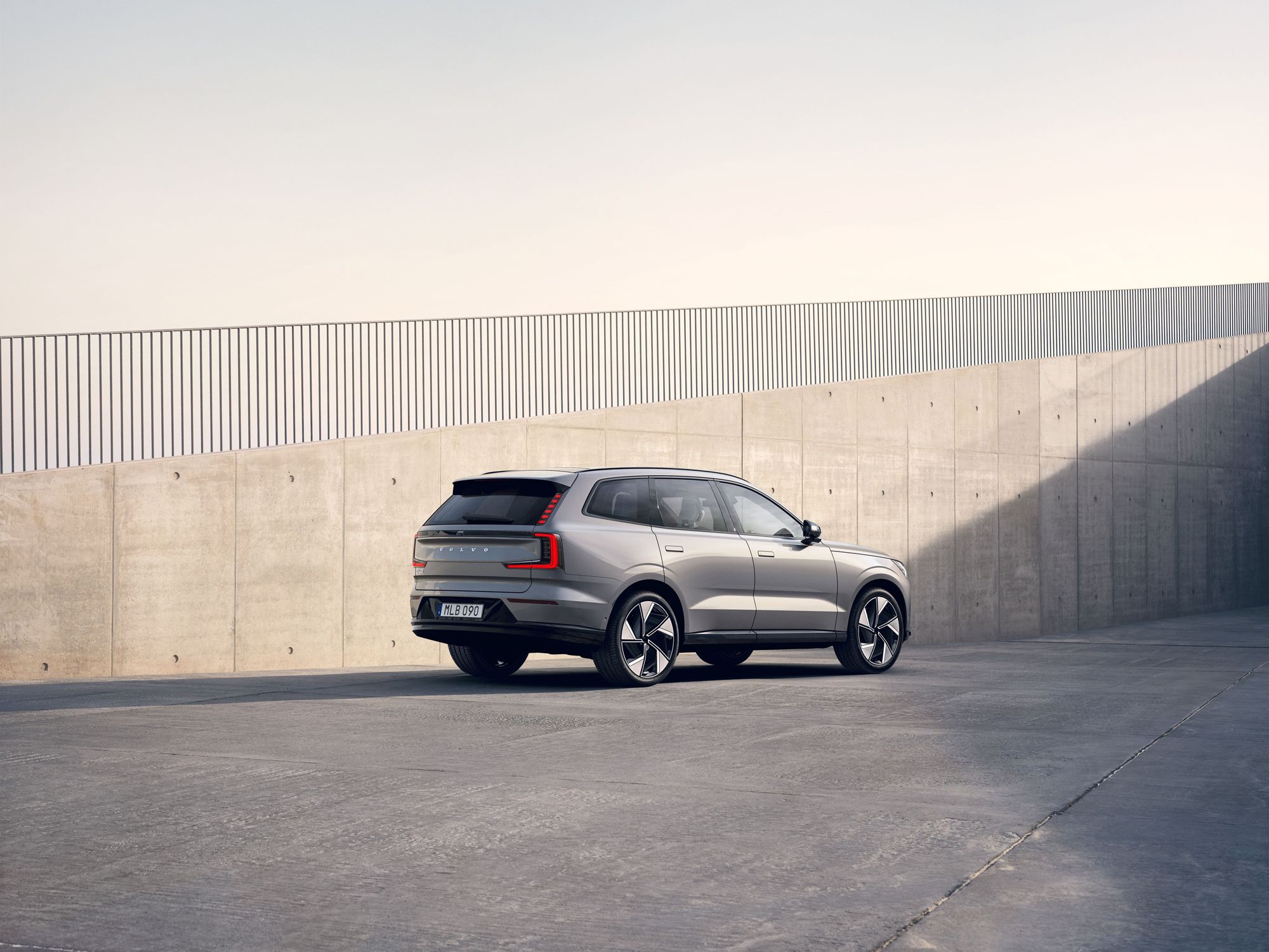 Volvo giới thiệu mẫu SUV chạy điện an to&#224;n nhất thế giới - Ảnh 6