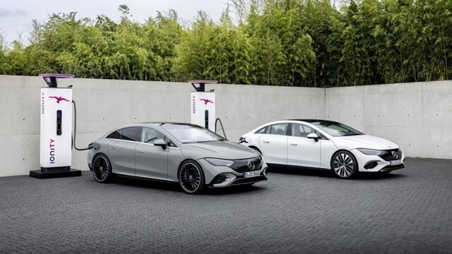 2 mẫu xe điện của Mercedes l&agrave; những d&ograve;ng xe đầu ti&ecirc;n được &aacute;p dụng loại chi ph&iacute; lạ l&ugrave;ng n&agrave;y.