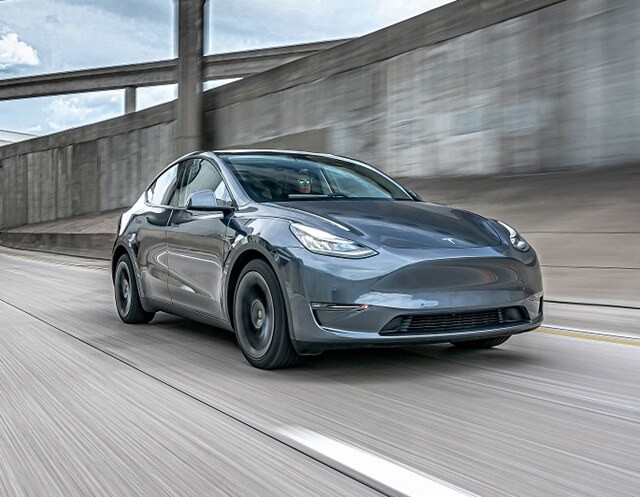 Bloomberg dự đo&aacute;n Tesla c&oacute; thể b&aacute;n được gần 800.000 xe Model Y trong năm nay củng cố th&ecirc;m vị thế của Tesla với người d&ugrave;ng.