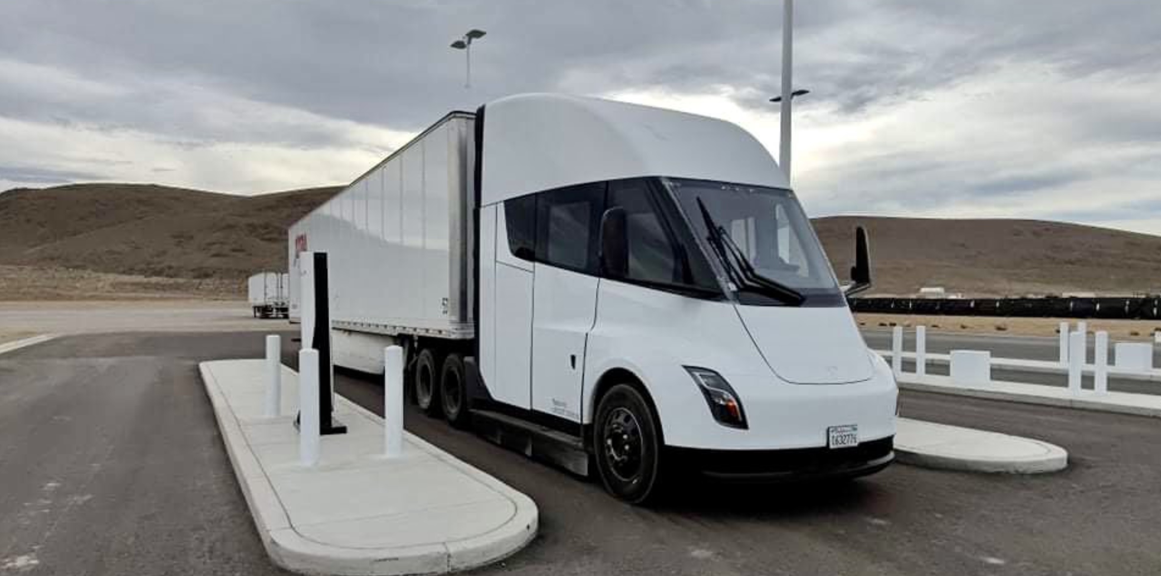 Gi&aacute; khởi điểm của Tesla Semi (150.000 USD) tương đương với Volvo VNR Electric hay&nbsp;Freightliner&nbsp;Ecascadia nhưng đắt hơn Tre Bev của Nikola (khởi điểm ở 120.000 USD)