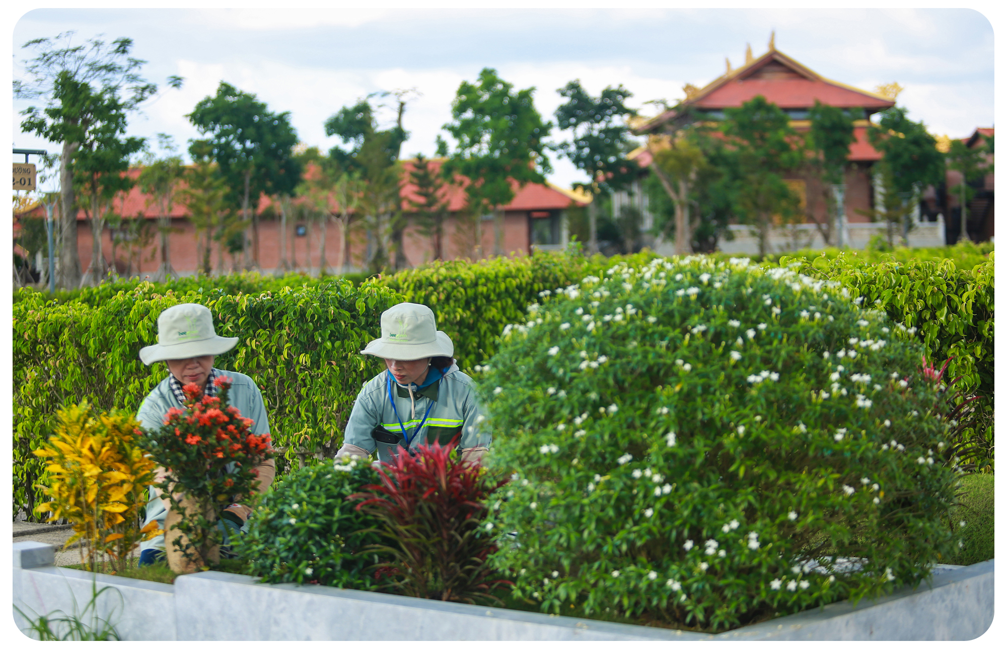 Khởi c&ocirc;ng từ giữa năm 2017, đến nay trong dự &aacute;n đ&atilde; c&oacute; nhiều khu mộ được đưa v&agrave;o sử dụng. Nhiều gia đ&igrave;nh đ&atilde; thiết kế cảnh quan, trồng hoa cho phần mộ của người th&acirc;n với nhiều c&acirc;y xanh, hoa tươi. H&agrave;ng ng&agrave;y c&aacute;c phần mộ sẽ được c&ocirc;ng nh&acirc;n chăm sốc, l&agrave;m vệ sinh thường xuy&ecirc;n.