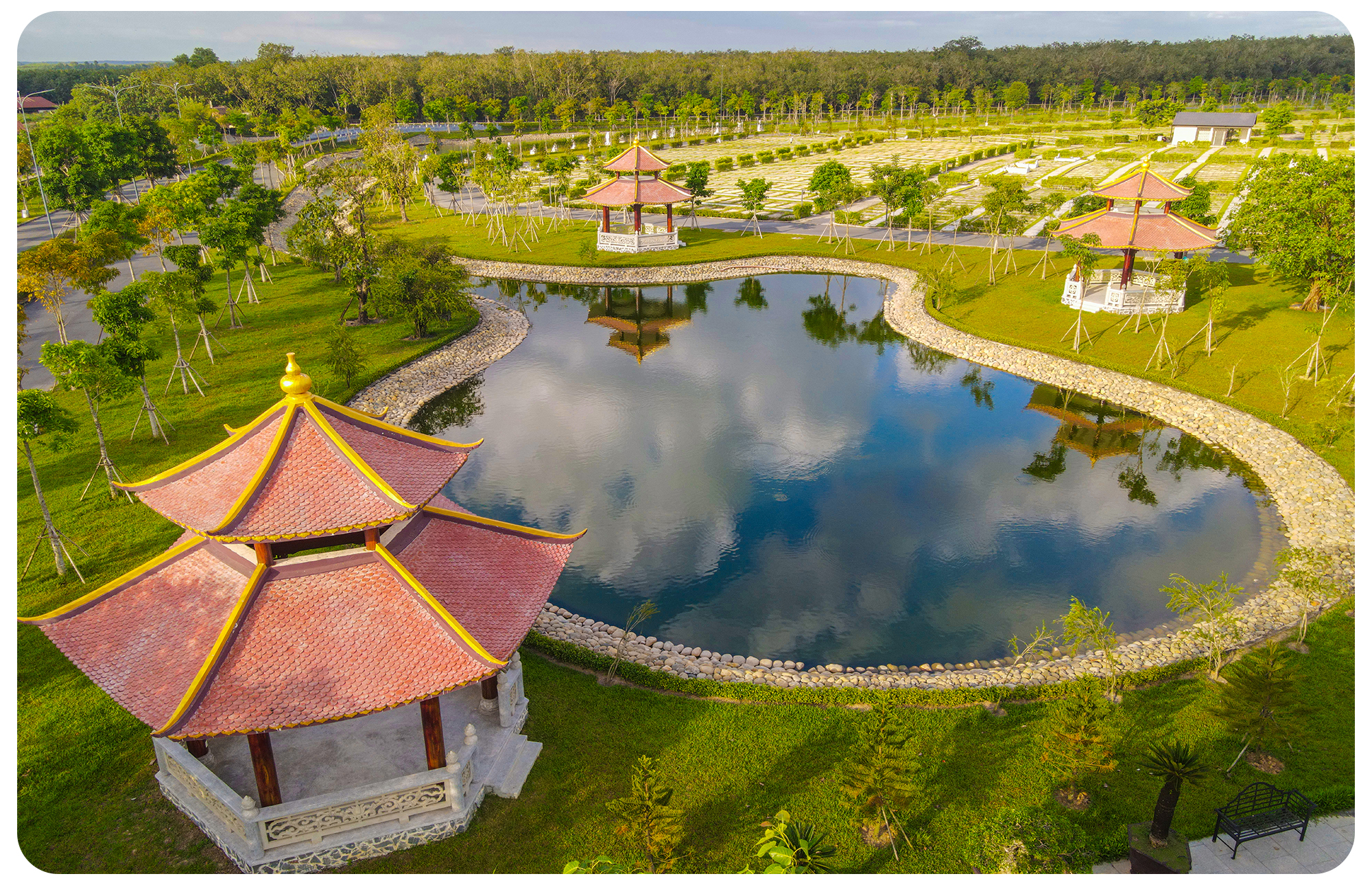 Sala Garden tuy l&agrave; một khu nghĩa trang, nhưng mặc nhi&ecirc;n sẽ c&oacute; cảm gi&aacute; kh&aacute; thoải m&aacute;i, y&ecirc;n tĩnh bởi n&oacute; được thiết kế cảnh quan như một c&ocirc;ng vi&ecirc;n với đầy đủt iện &iacute;ch.