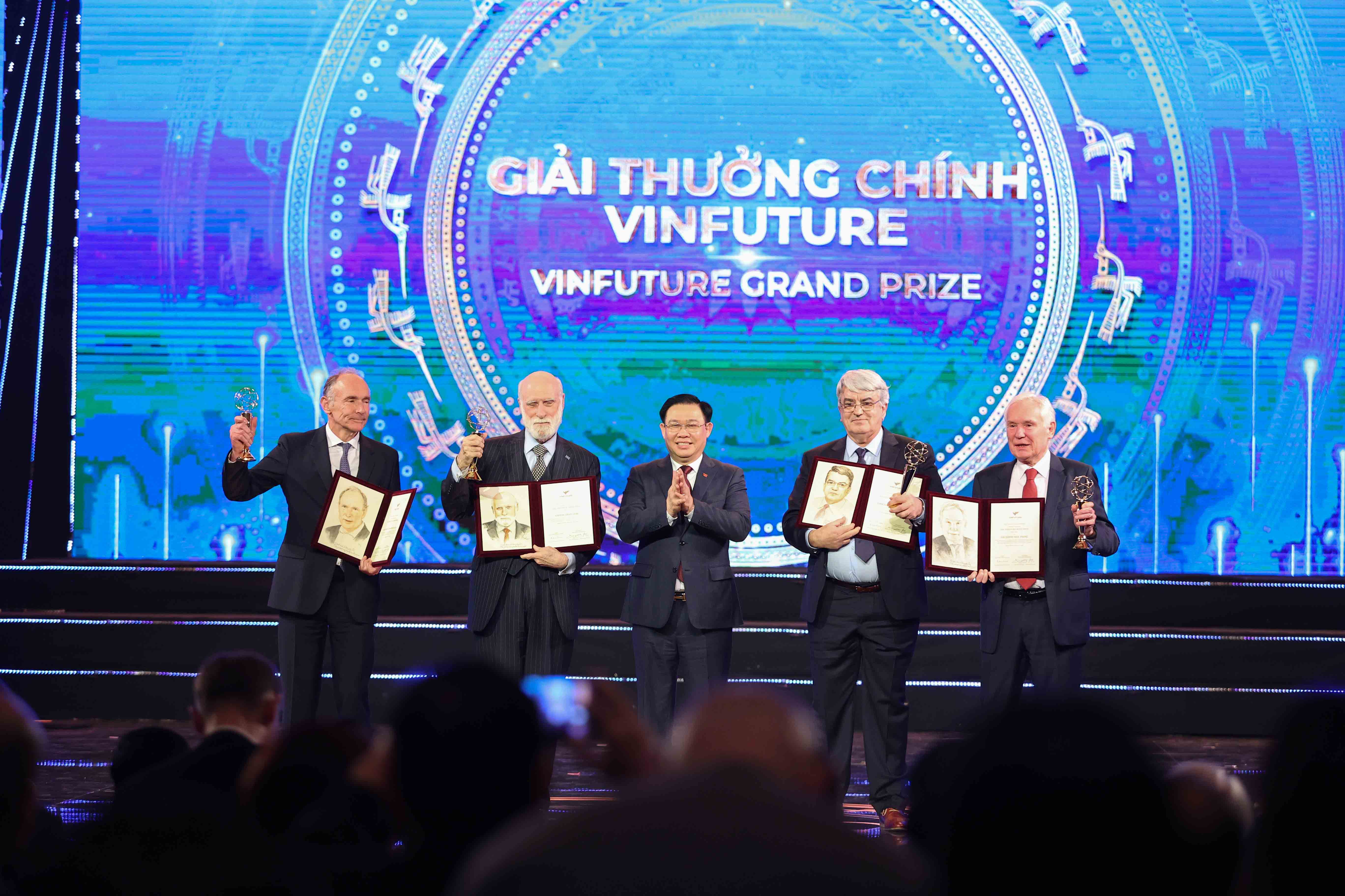 VinFuture 2023 sẽ tiếp tục vinh danh những nh&agrave; ph&aacute;t minh của những c&ocirc;ng tr&igrave;nh đột ph&aacute; g&oacute;p phần kiến tạo tương lai.