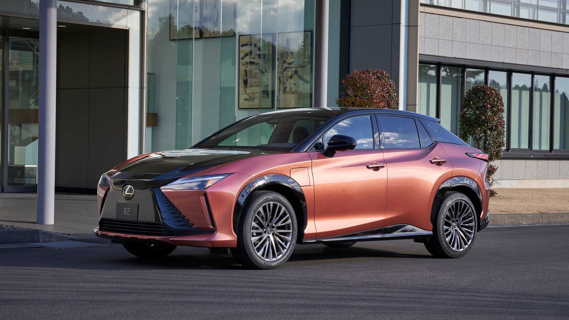 Lexus RZ 450e.