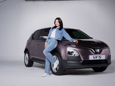 VinFast VF 5 thay đổi diện mạo mới, “đẹp bất chấp” bên cạnh Kim You Jung