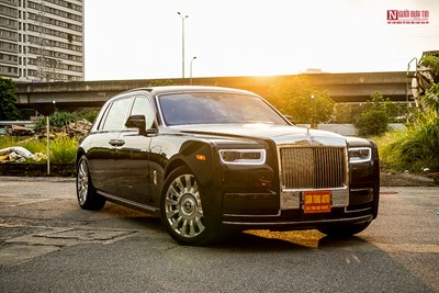 Rolls-Royce Phantom VIII - một huyền thoại của dòng xe hạng sang. Để thấy chiếc xe này một lần trong đời, bạn sẽ cảm thấy đến gần hơn với một tinh thần của truyền thống và sự hiện đại. Với những đường nét tinh tế và lối thiết kế đẳng cấp, chiếc xe này chắc chắn sẽ không làm bạn thất vọng.