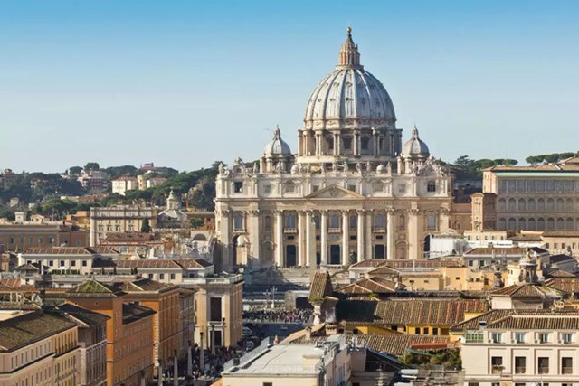 Vatican nằm gọn trong l&ograve;ng Italy với đường bi&ecirc;n giới d&agrave;i 3,2 km v&agrave; diện t&iacute;ch chỉ bằng 1/8 C&ocirc;ng vi&ecirc;n Trung t&acirc;m ở New York, Mỹ.&nbsp;