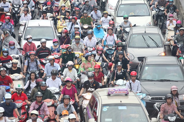 Phương tiện giao th&ocirc;ng tr&ecirc;n đường phố H&agrave; Nội.