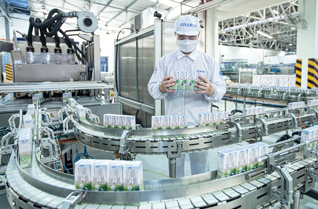 L&ocirc; sản phẩm sữa tươi đầu ti&ecirc;n được sản xuất v&agrave; xuất khẩu th&agrave;nh c&ocirc;ng đi Trung Quốc trong giai đoạn nhiều trở ngại v&igrave; diễn biến dịch COVID-19 tại Việt Nam